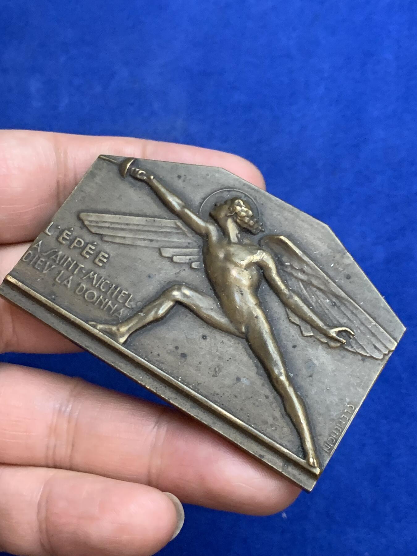 《竞宝斋》第271场-八角与章专场 周日，周一，周二  3场连拍 （全场包邮） 法国 击剑 异形纪念章 大天使迈克尔致命一击 题材特殊 少见 100.76克 44-67.2mm 丰饶角边铭