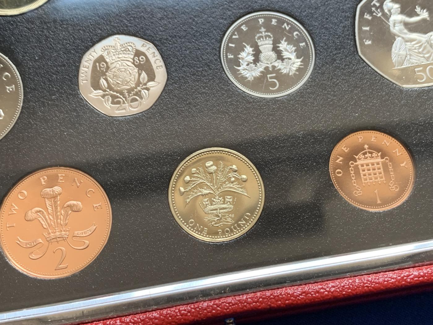 《竞宝斋》第270场- 周日，周一，周二  3场连拍 （全场包邮） 英国1989年硬币套装 精制 9枚装 含2枚2英镑纪念币