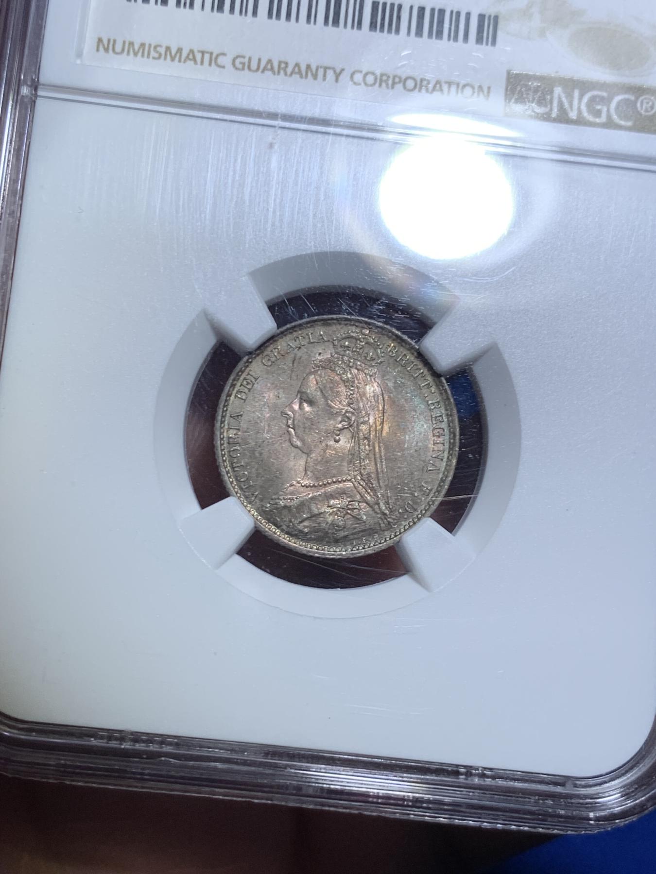 《竞宝斋》第270场- 周日，周一，周二  3场连拍 （全场包邮） NGC MS63 英国1887年维多利亚高冠6便士银币 极其到位的五彩包浆