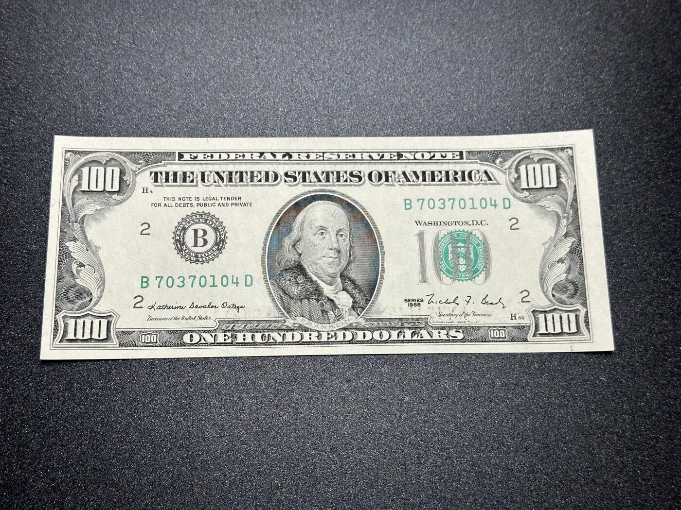 《外钞收藏家》第三百七十期（美洲纸币+其他） 1988年美国100美元 全新 边上有极轻微不明显潮的反应