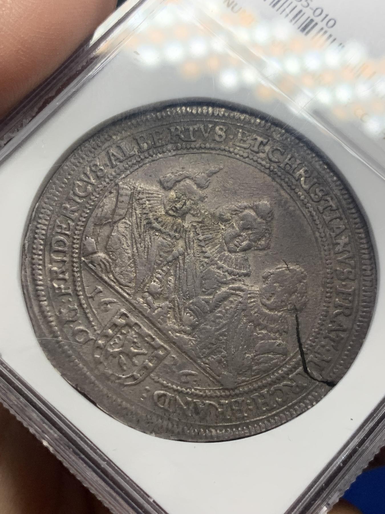 《竞宝斋》第270场- 周日，周一，周二  3场连拍 （全场包邮） NGC XF45 德国1626年布莱登堡安斯巴赫三兄弟老泰勒银币 原味包浆 稀少品种 币胚有裂 当时的工艺所限 将近400年的币