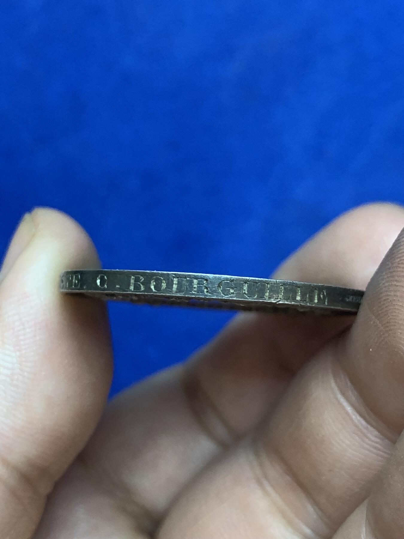 《竞宝斋》第271场-八角与章专场 周日，周一，周二  3场连拍 （全场包邮） 法国 1877 银质婚章 深五彩包浆 背面花体 侧边刻着新人信息 不错的状态 17.9克 34.7mm 大规格 蜜蜂边铭银标