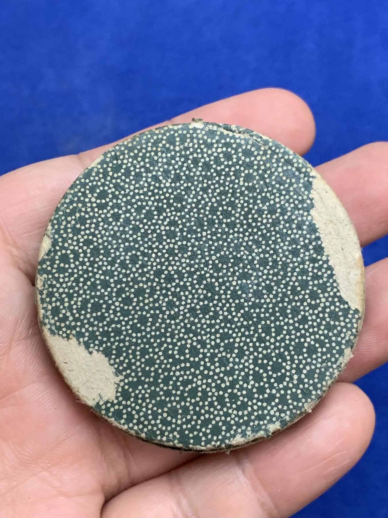 《竞宝斋》第271场-八角与章专场 周日，周一，周二  3场连拍 （全场包邮） 法国 防御结核病 医学奖章 带圆盒 保存的非常好 49.47克 50mm 三角边铭