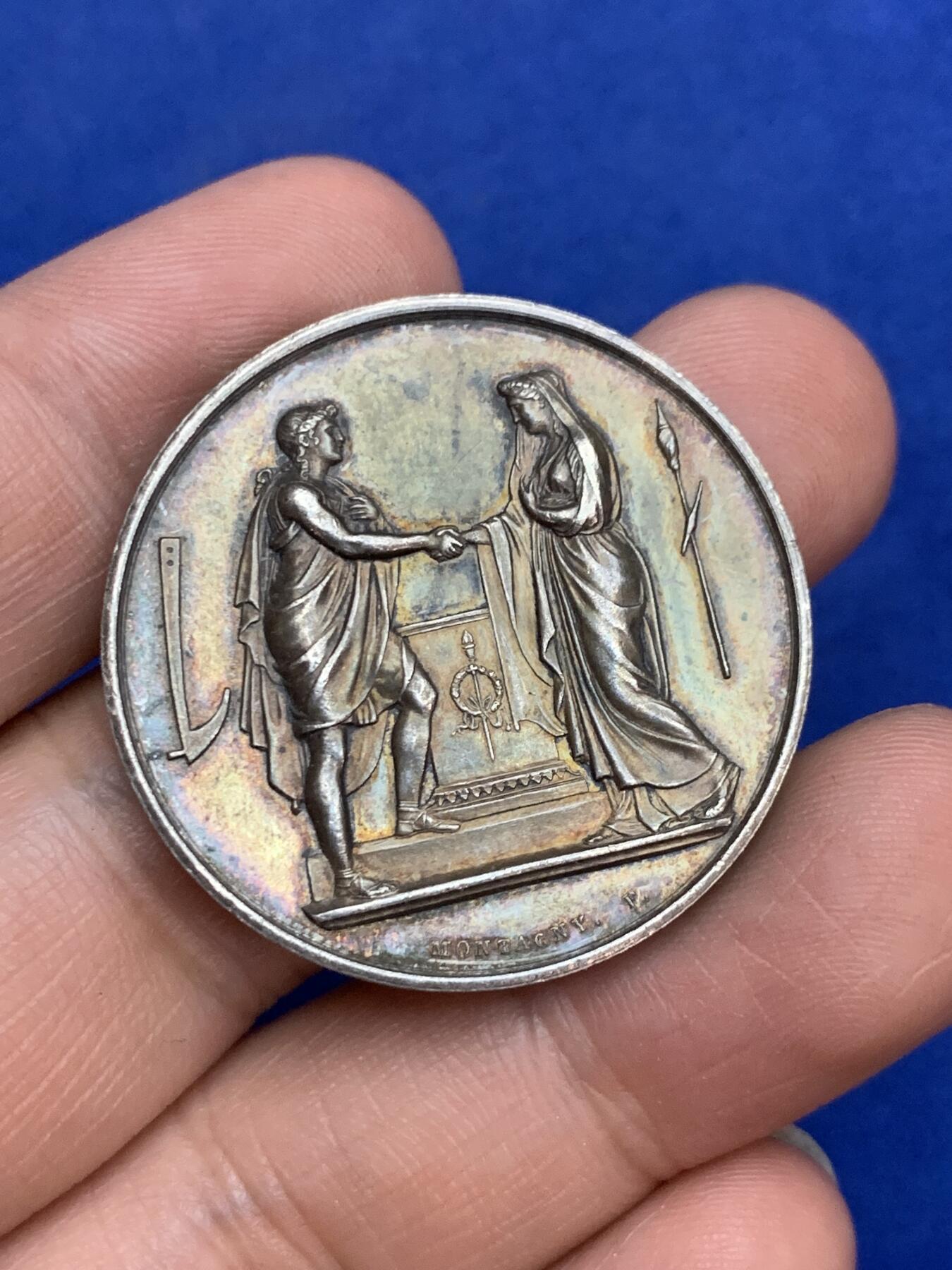 《竞宝斋》第271场-八角与章专场 周日，周一，周二  3场连拍 （全场包邮） 法国 1877 银质婚章 深五彩包浆 背面花体 侧边刻着新人信息 不错的状态 17.9克 34.7mm 大规格 蜜蜂边铭银标