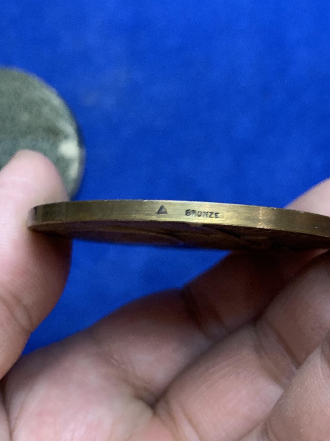 《竞宝斋》第271场-八角与章专场 周日，周一，周二  3场连拍 （全场包邮） 法国 防御结核病 医学奖章 带圆盒 保存的非常好 49.47克 50mm 三角边铭