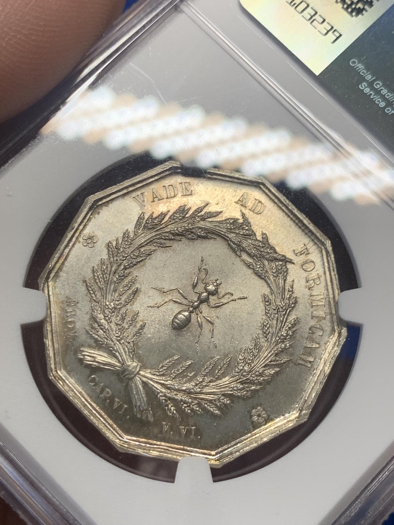 《竞宝斋》第271场-八角与章专场 周日，周一，周二  3场连拍 （全场包邮） NGC-MS64 法国里昂储蓄银行八角银质jeton，铭文：像蚂蚁般一点点储蓄