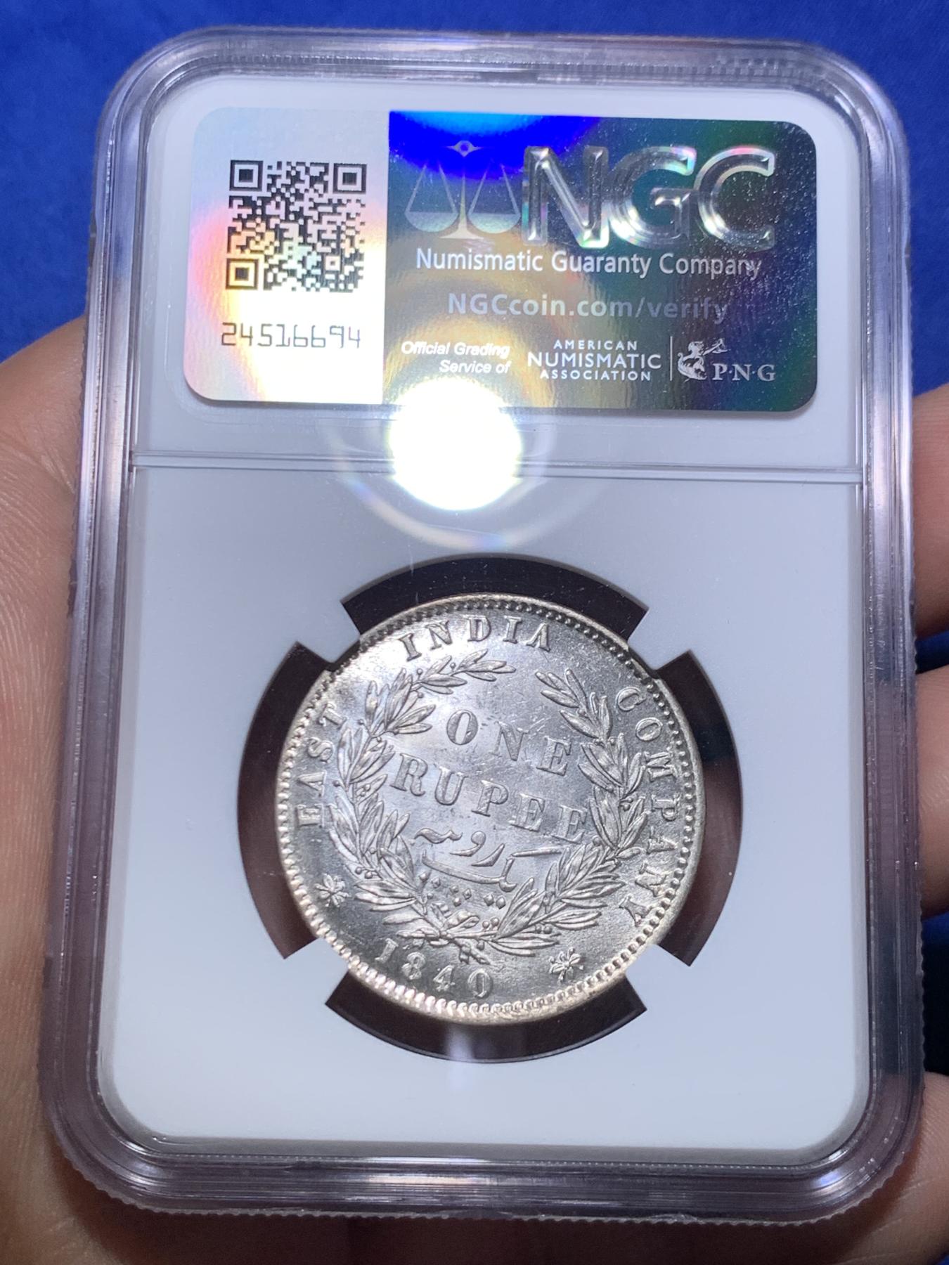 《竞宝斋》第270场- 周日，周一，周二  3场连拍 （全场包邮） NGC MS62 英属印度1840年维多利亚女王1卢比银币 极其少见的镜面凝霜，初打的模具留下的特征，铸造于孟买或加尔各达造币厂，窖藏出的一批，保存的很干净，如果没有买pf的预算，这颗是很好的低配。