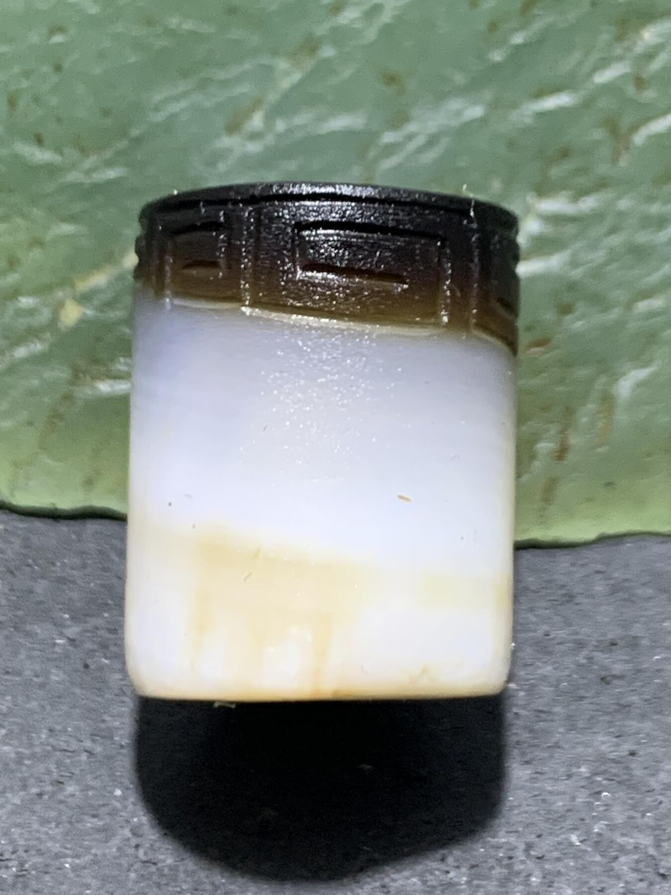 精品亚光药师玛瑙手工雕刻回纹随形桶珠一颗。