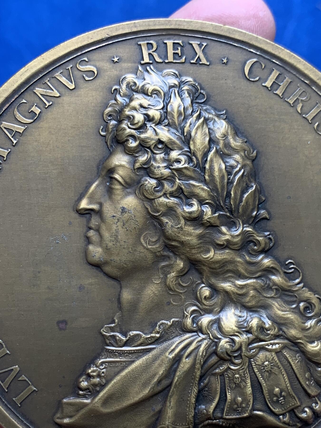 《竞宝斋》第271场-八角与章专场 周日，周一，周二  3场连拍 （全场包邮） 法国太阳王路易十四纪念铜章 丰饶角边铭 176.8克 72.4mm  铸造年份不详