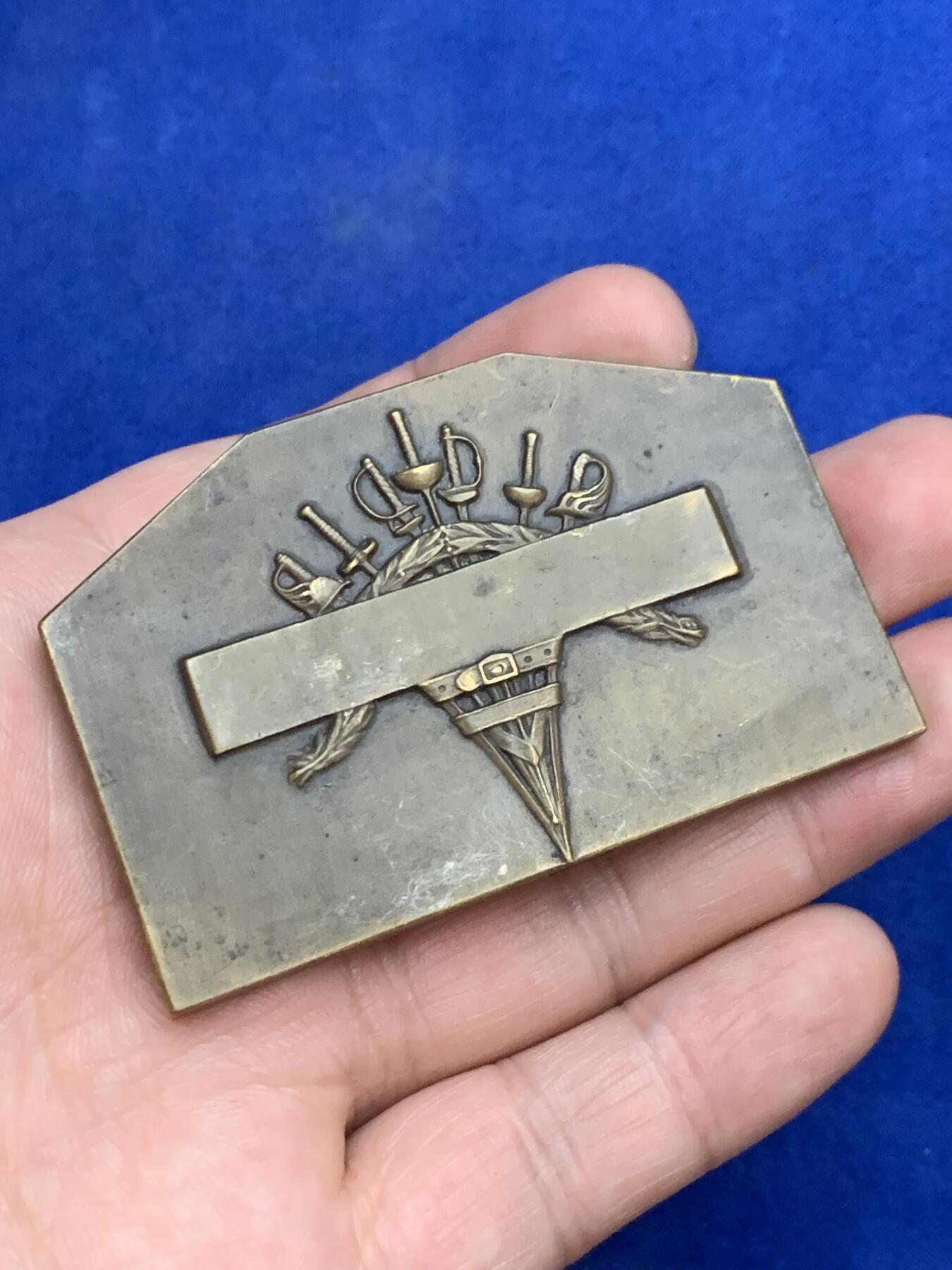 《竞宝斋》第271场-八角与章专场 周日，周一，周二  3场连拍 （全场包邮） 法国 击剑 异形纪念章 大天使迈克尔致命一击 题材特殊 少见 100.76克 44-67.2mm 丰饶角边铭