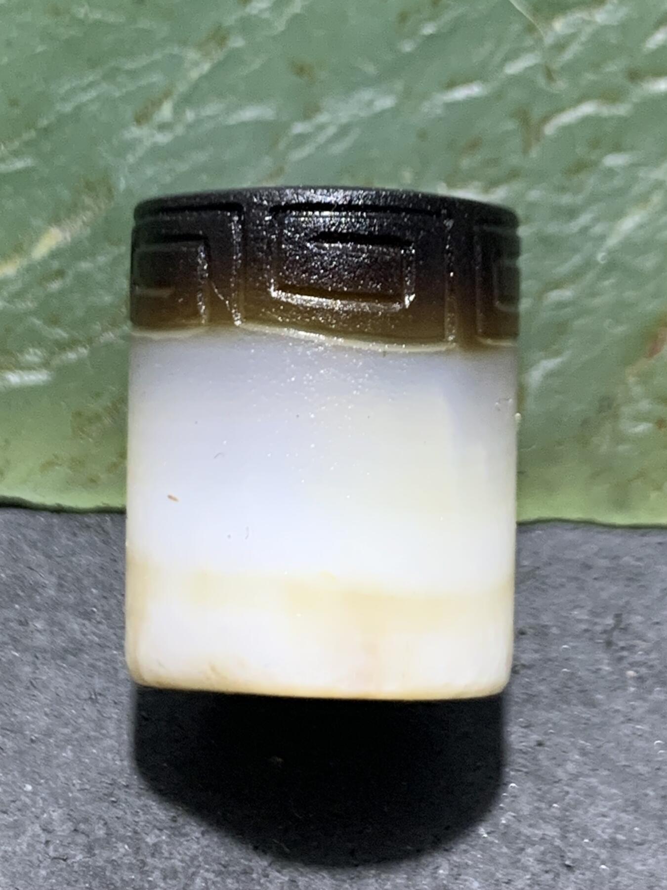 精品亚光药师玛瑙手工雕刻回纹随形桶珠一颗。
