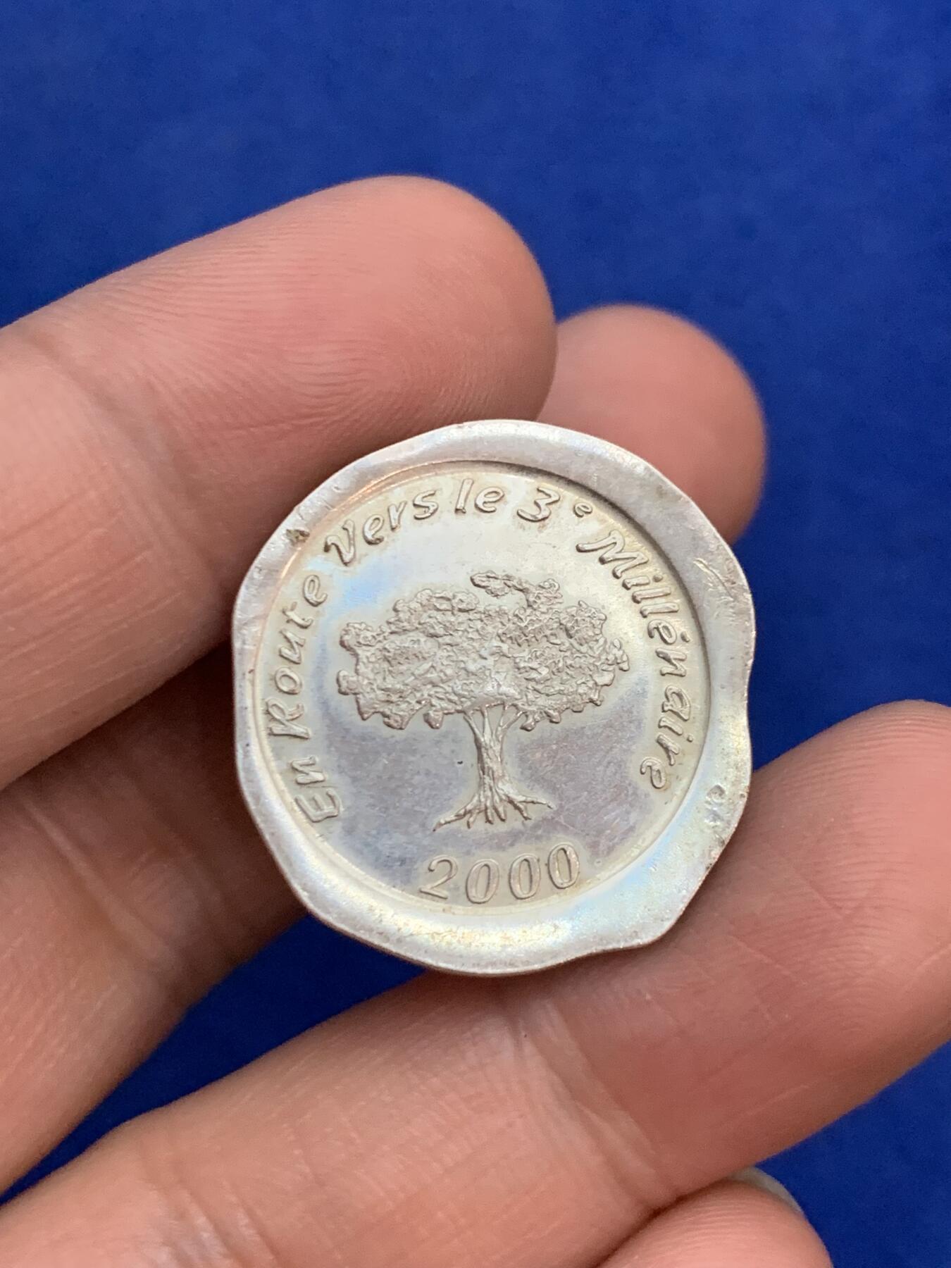 《竞宝斋》第271场-八角与章专场 周日，周一，周二  3场连拍 （全场包邮） 法国 2000 千禧年 异形纪念银章 7.48克 24.7-26.2mm