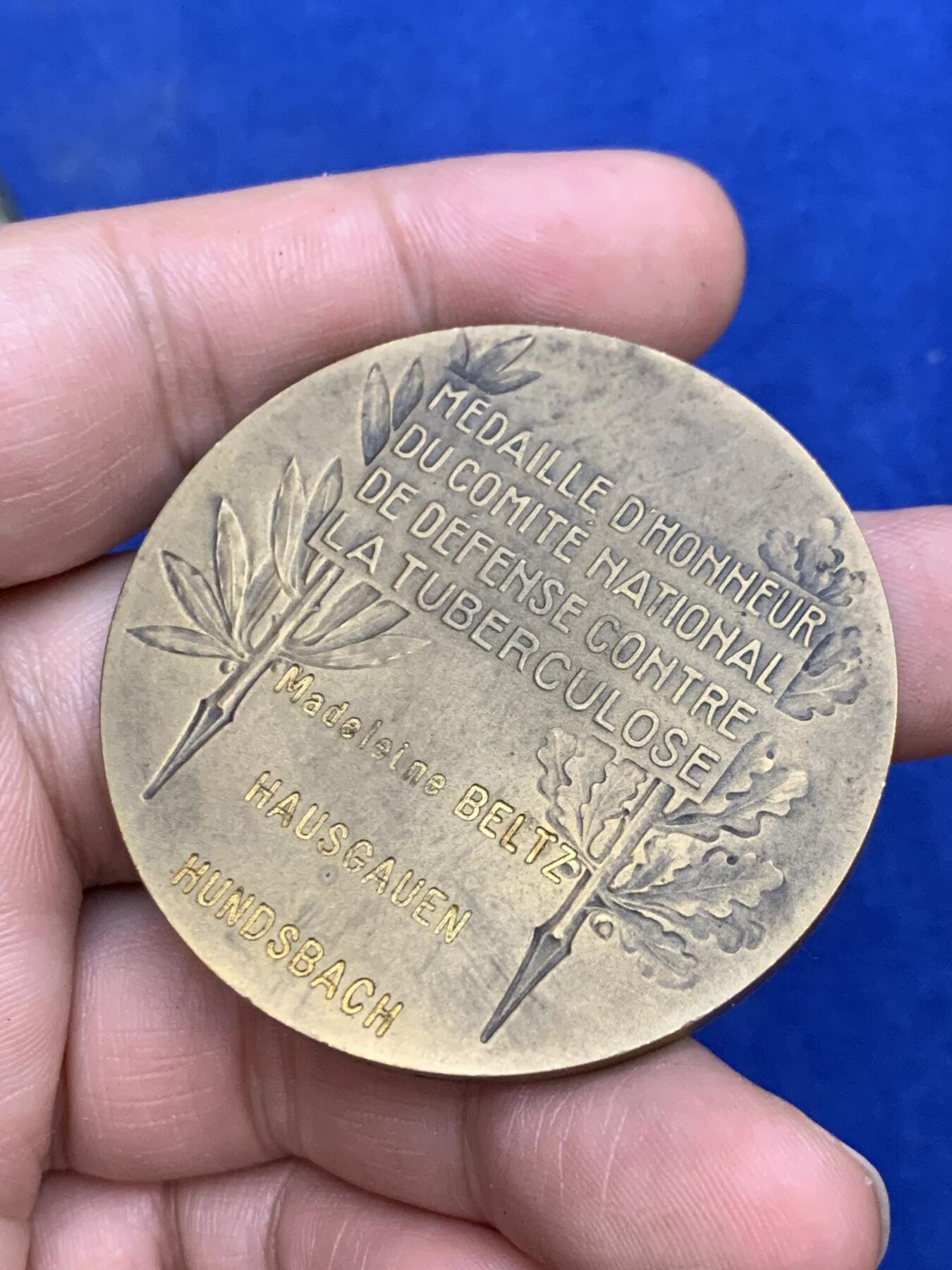 《竞宝斋》第271场-八角与章专场 周日，周一，周二  3场连拍 （全场包邮） 法国 防御结核病 医学奖章 带圆盒 保存的非常好 49.47克 50mm 三角边铭