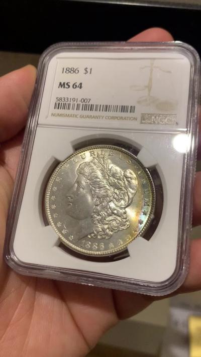 《竞宝斋》第270场- 周日，周一，周二  3场连拍 （全场包邮） NGC MS64 美国1886年摩根大银币 极美彩虹 月牙五彩 车轮转光 底板丝滑 胜过大多64的品质 好彩好状态