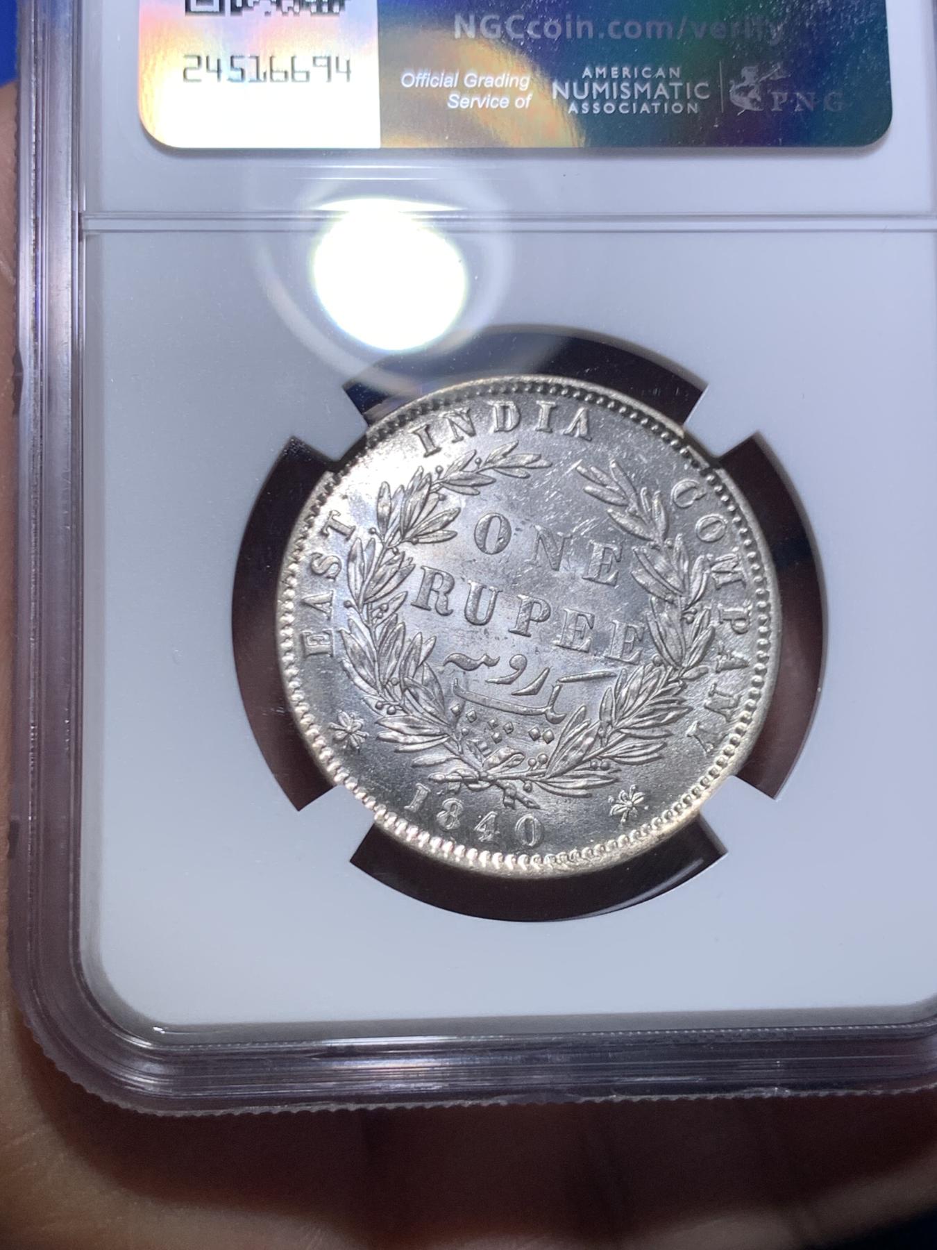 《竞宝斋》第270场- 周日，周一，周二  3场连拍 （全场包邮） NGC MS62 英属印度1840年维多利亚女王1卢比银币 极其少见的镜面凝霜，初打的模具留下的特征，铸造于孟买或加尔各达造币厂，窖藏出的一批，保存的很干净，如果没有买pf的预算，这颗是很好的低配。