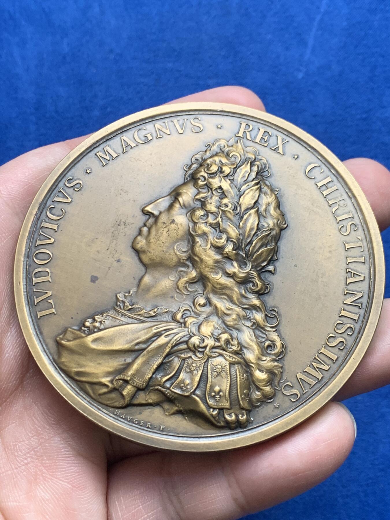 《竞宝斋》第271场-八角与章专场 周日，周一，周二  3场连拍 （全场包邮） 法国太阳王路易十四纪念铜章 丰饶角边铭 176.8克 72.4mm  铸造年份不详