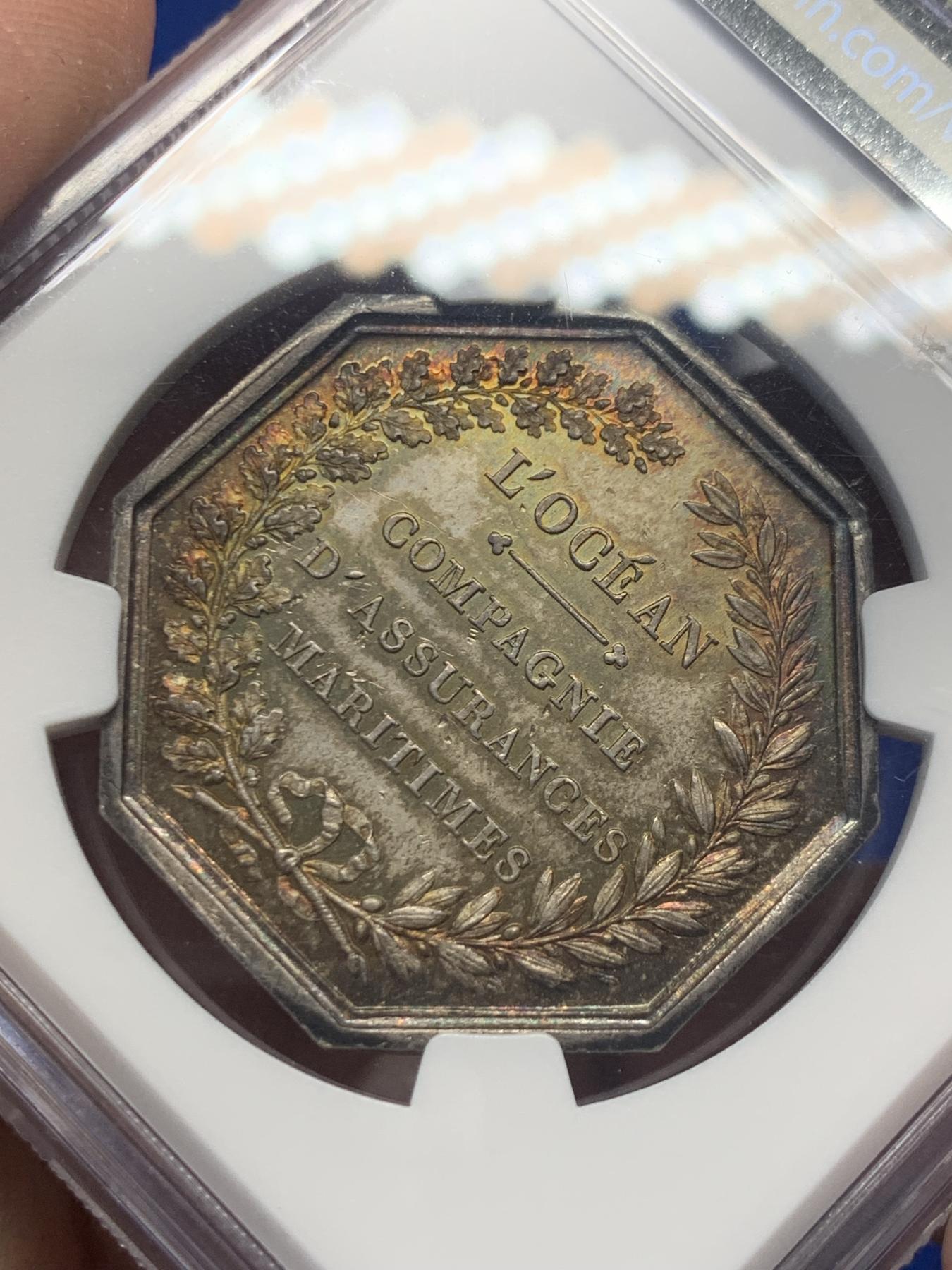 《竞宝斋》第271场-八角与章专场 周日，周一，周二  3场连拍 （全场包邮） NGC-MS62，名誉品海王波塞冬八角银章，必入的法国目录封面币。超级五彩，海神形象充满力量，艺术性高。原铸蜜蜂Bee边铭，比之前上拍的丰饶角边铭更加豪华。这枚和人鱼八角都是八角目录封面，但更加珍稀少见。