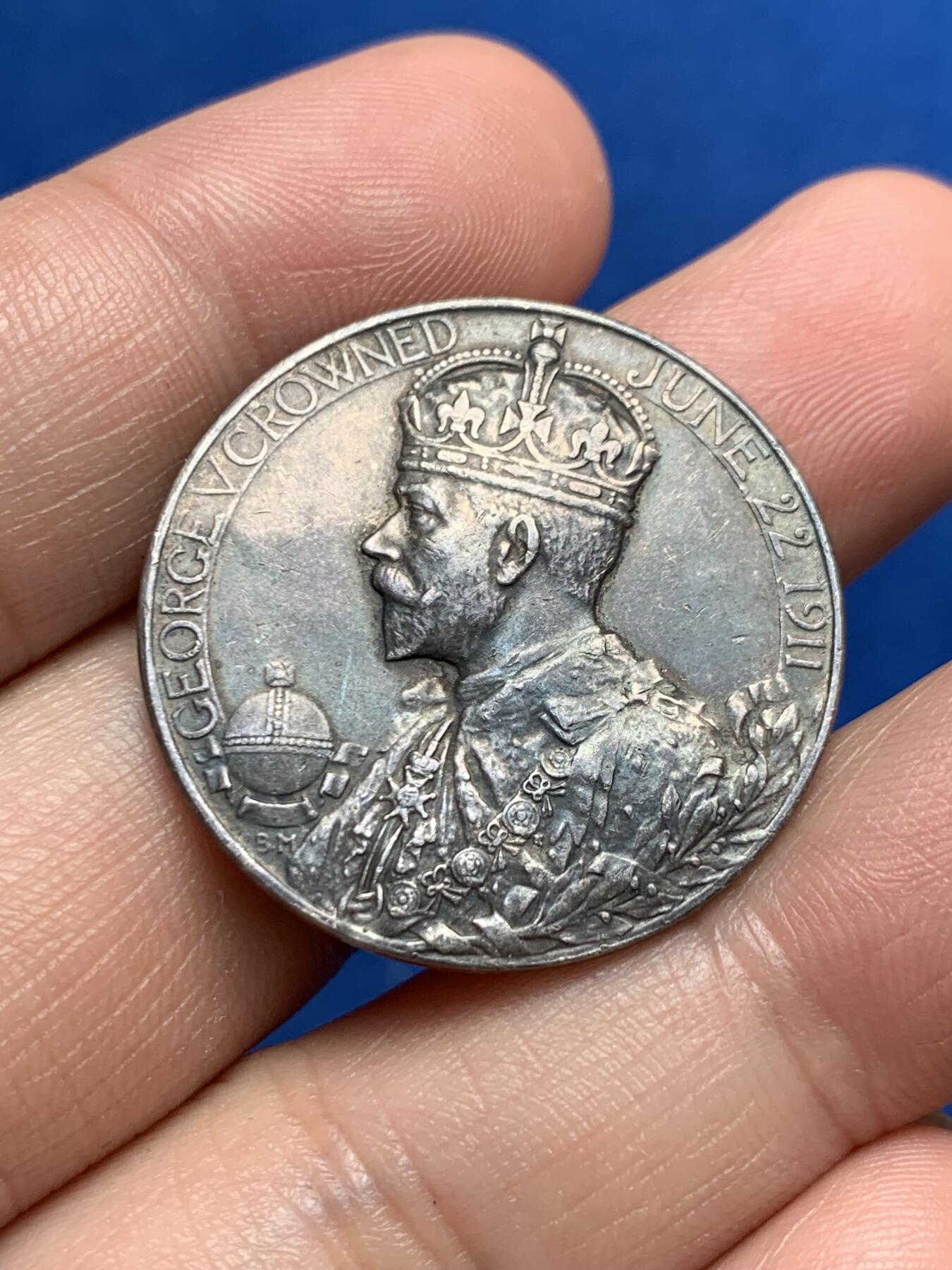 《竞宝斋》第270场- 周日，周一，周二  3场连拍 （全场包邮） 英国1911年乔五登基纪念银章 12.35g 30.7mm