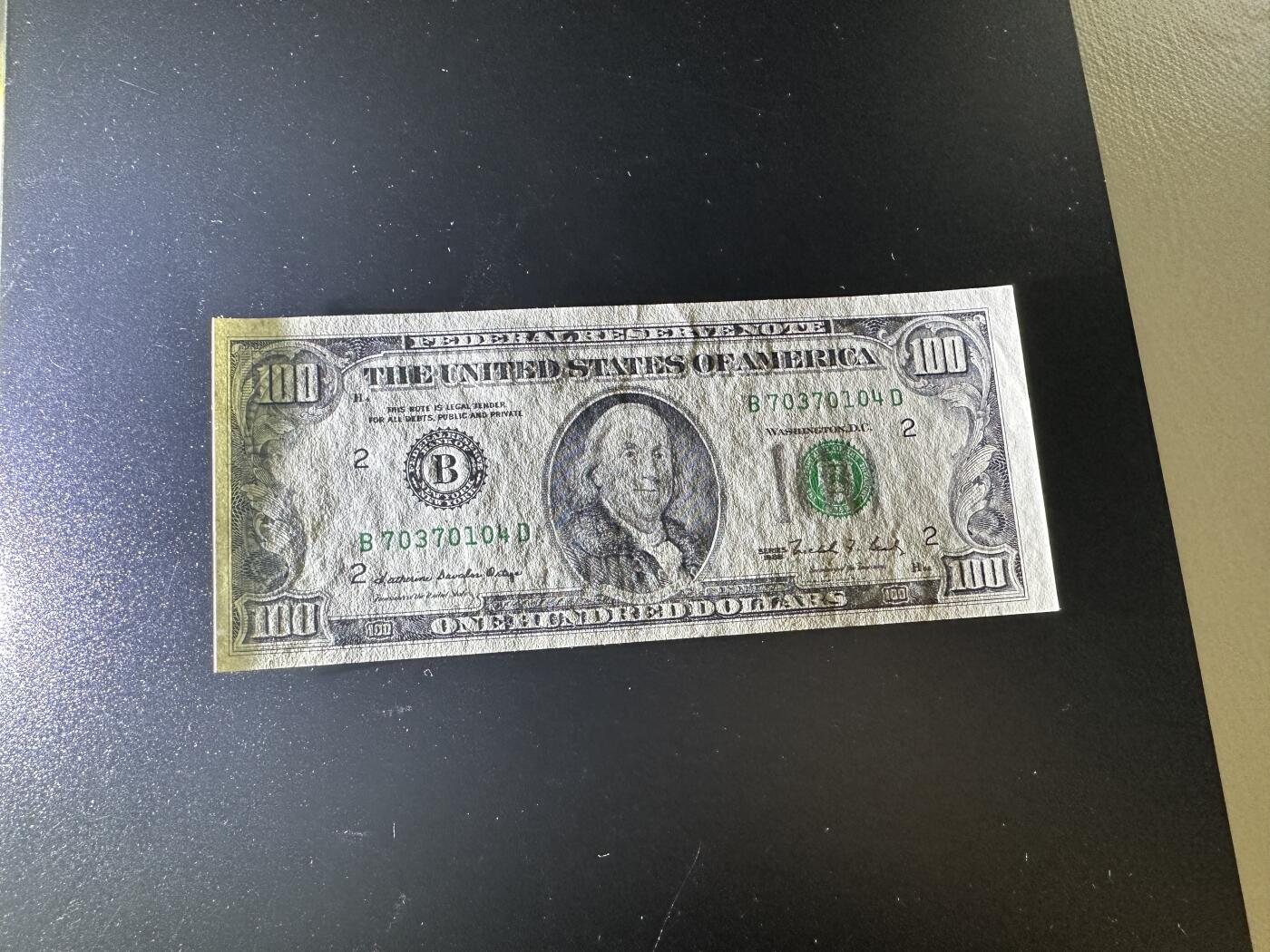《外钞收藏家》第三百七十期（美洲纸币+其他） 1988年美国100美元 全新 边上有极轻微不明显潮的反应