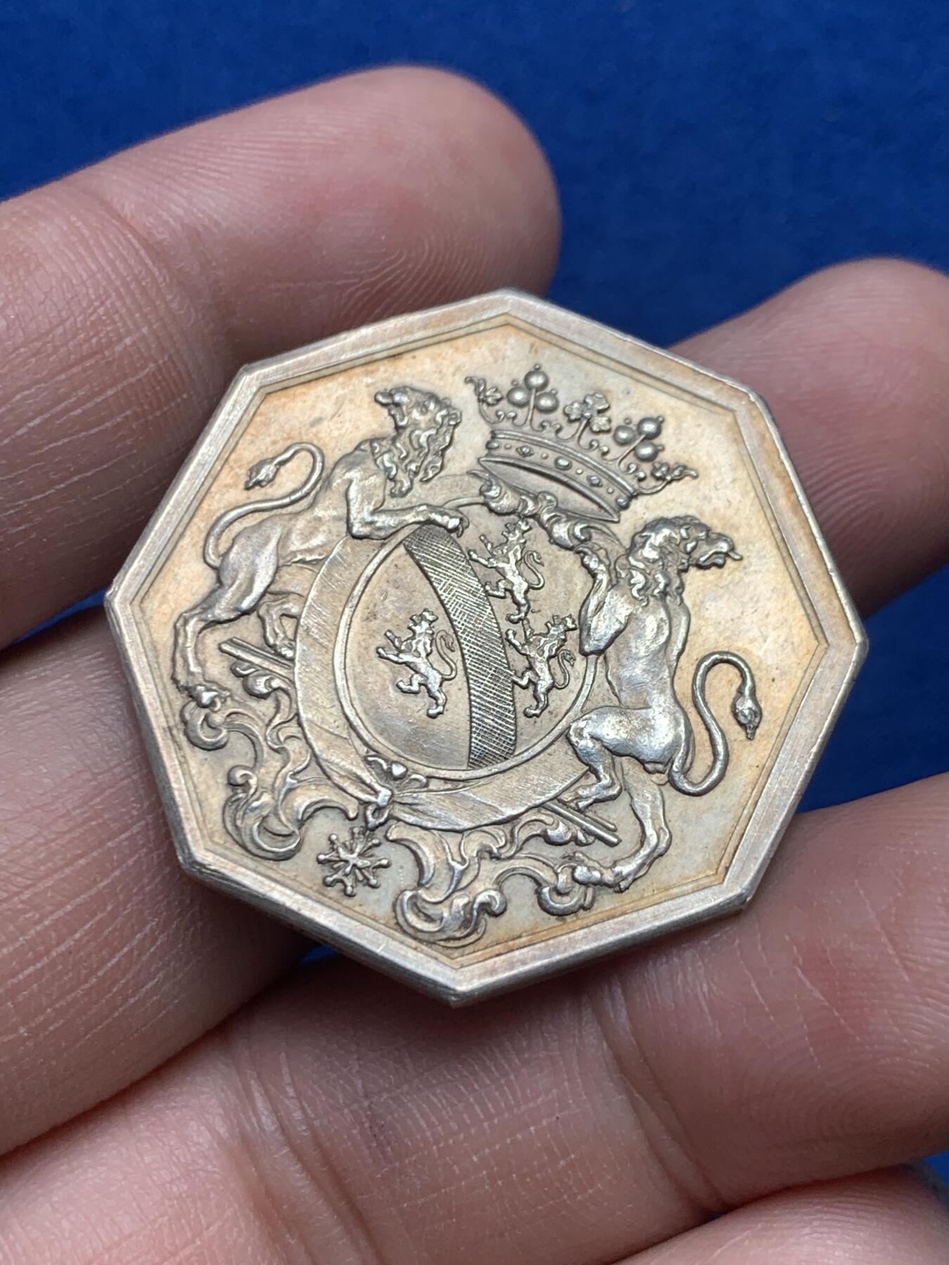 《竞宝斋》第271场-八角与章专场 周日，周一，周二  3场连拍 （全场包邮） 法国早期双狮八角银质代币 丰饶角边铭 16.36克 33.1mm