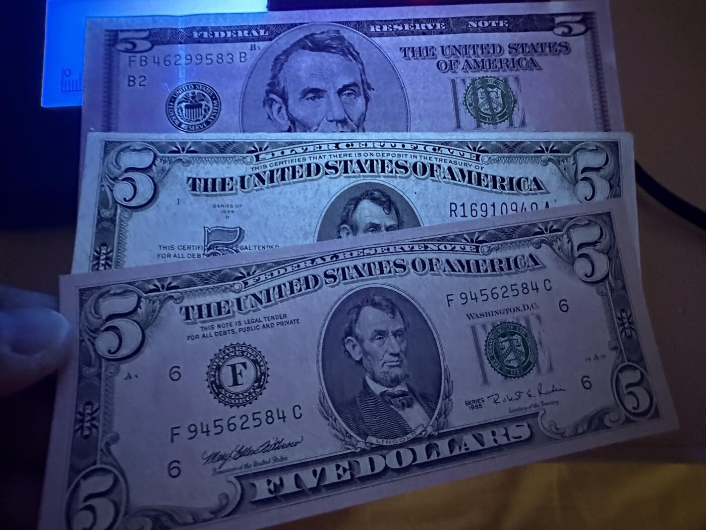 《外钞收藏家》第三百七十期（美洲纸币+其他） 三张5美元一起 小头版全新、大头版有潮 1934年D版有折