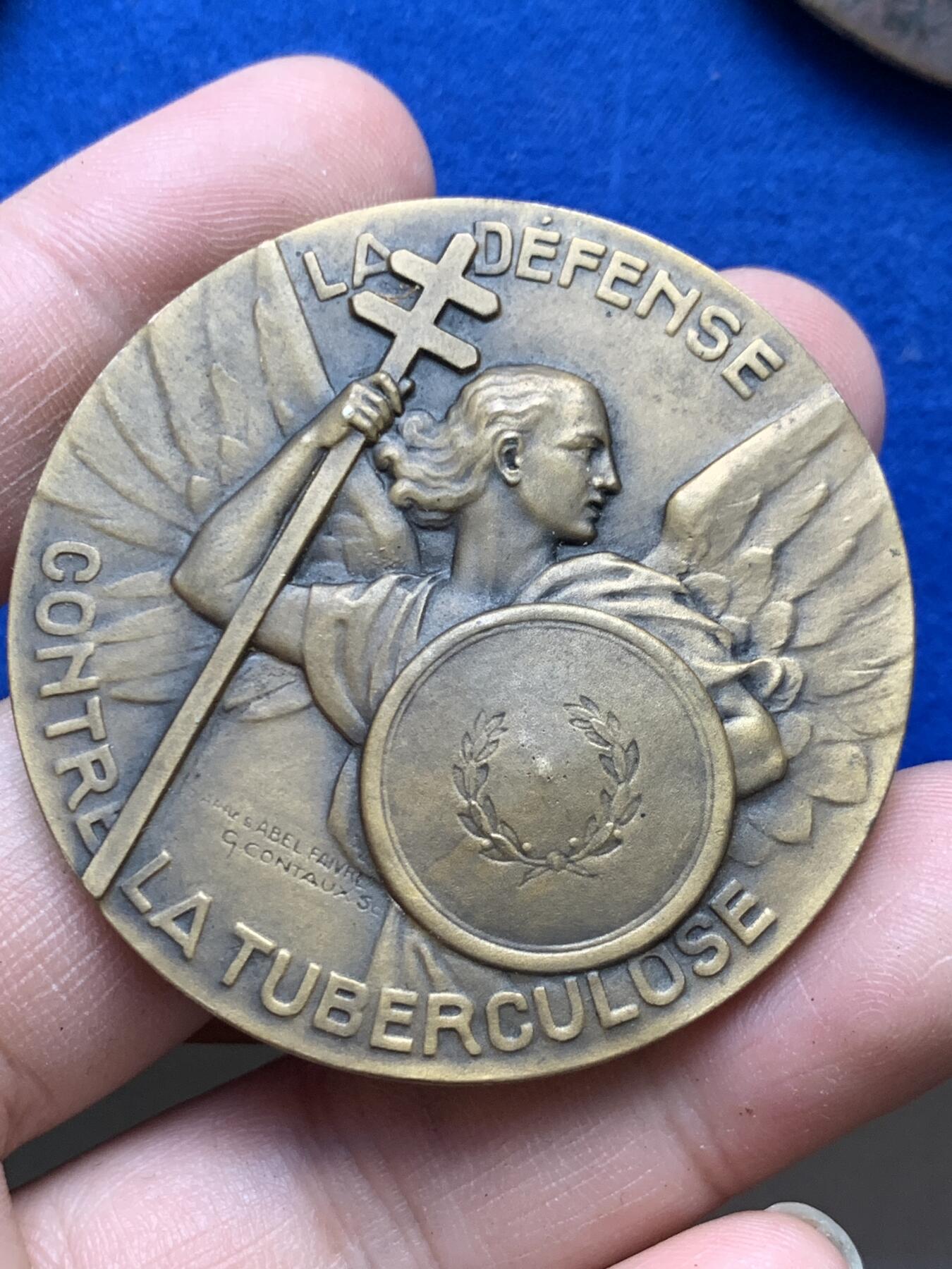 《竞宝斋》第271场-八角与章专场 周日，周一，周二  3场连拍 （全场包邮） 法国 防御结核病 医学奖章 带圆盒 保存的非常好 49.47克 50mm 三角边铭