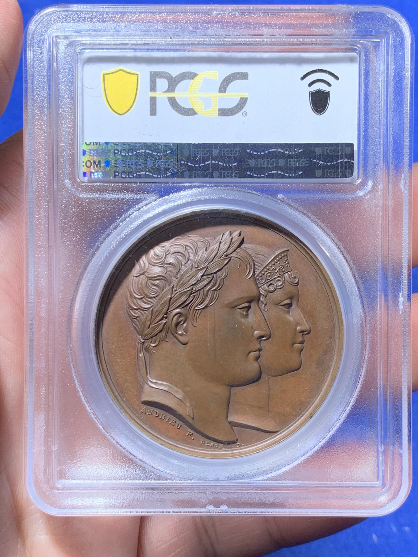 《竞宝斋》第270场- 周日，周一，周二  3场连拍 （全场包邮） PCGS SP65 唯一冠军分 法国1811拿破仑罗马王原铸铜章 纪念拿破仑之子罗马王诞生 堪称拿破仑一家三口宫廷肖像画 一面是拿破仑和妻子路易丝王后头像 另一面拿破仑二世圆滚滚婴孩可爱形象 与哈布斯堡王朝联姻的血脉 为比肩古罗马帝国 拿破仑授予儿子