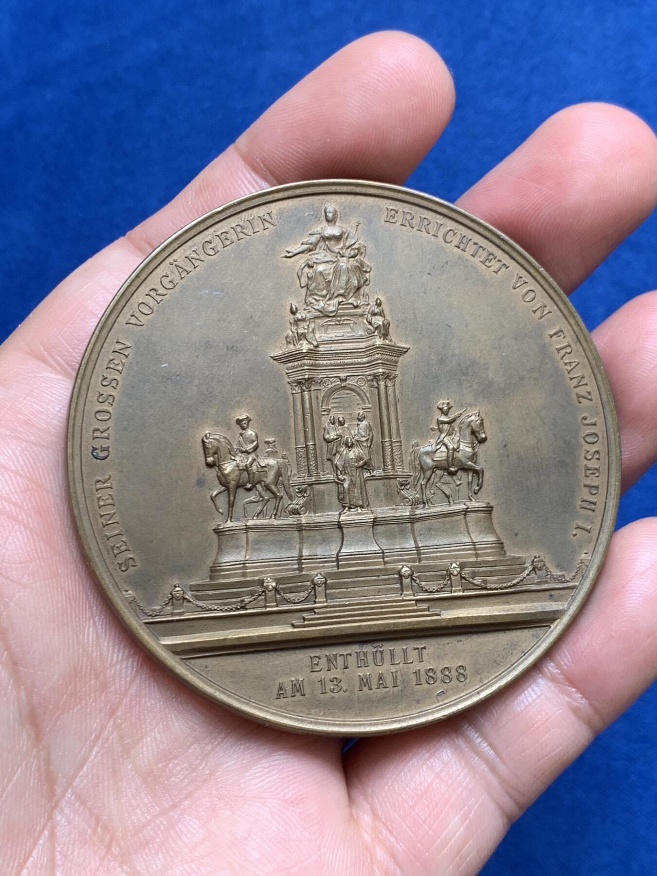 《竞宝斋》第270场- 周日，周一，周二  3场连拍 （全场包邮） 1888年 奥地利维也纳 特蕾莎纪念碑铜章 正面肖像浮雕细腻生动 沙夫雕刻  64mm 100.5克