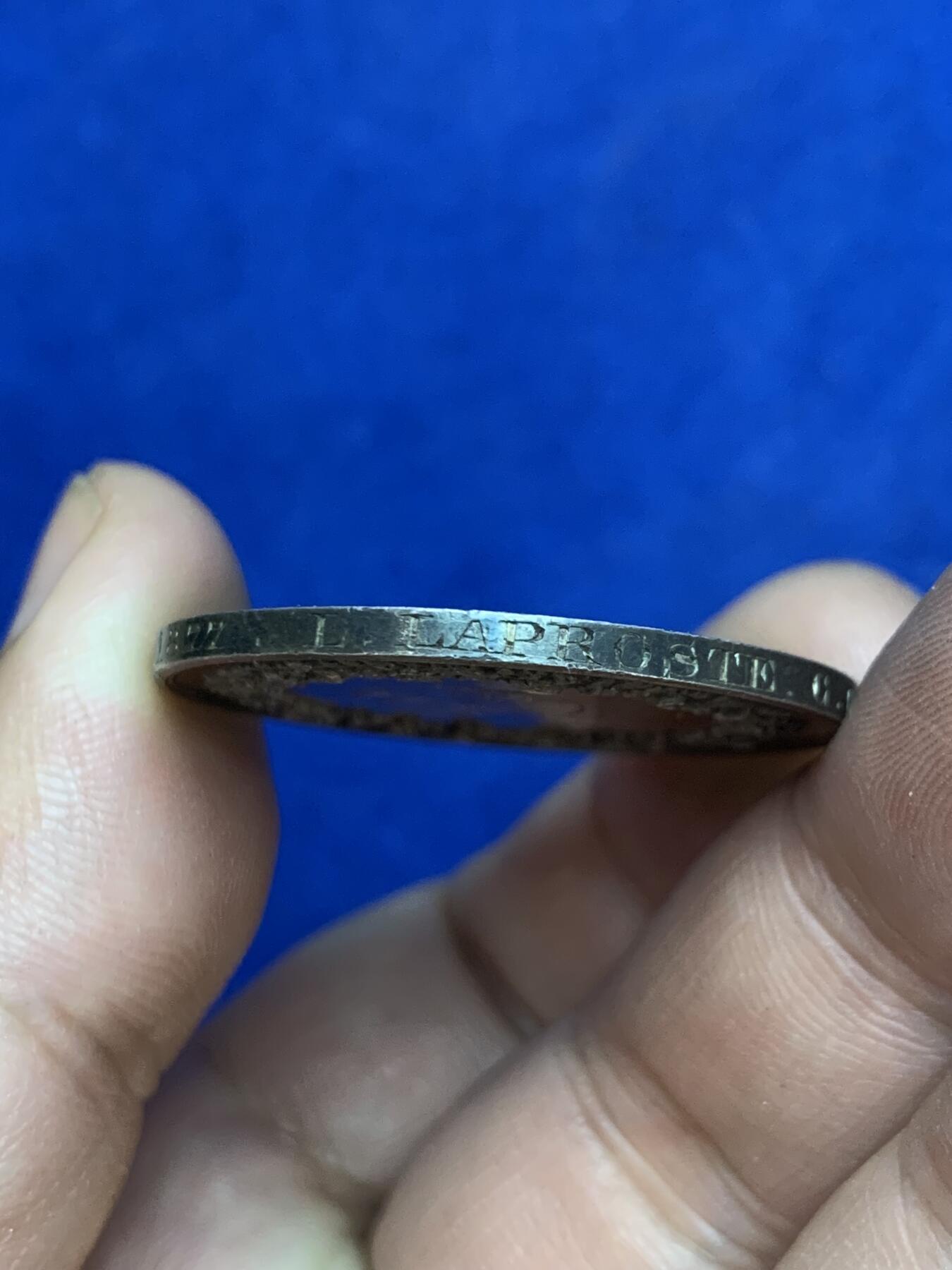 《竞宝斋》第271场-八角与章专场 周日，周一，周二  3场连拍 （全场包邮） 法国 1877 银质婚章 深五彩包浆 背面花体 侧边刻着新人信息 不错的状态 17.9克 34.7mm 大规格 蜜蜂边铭银标