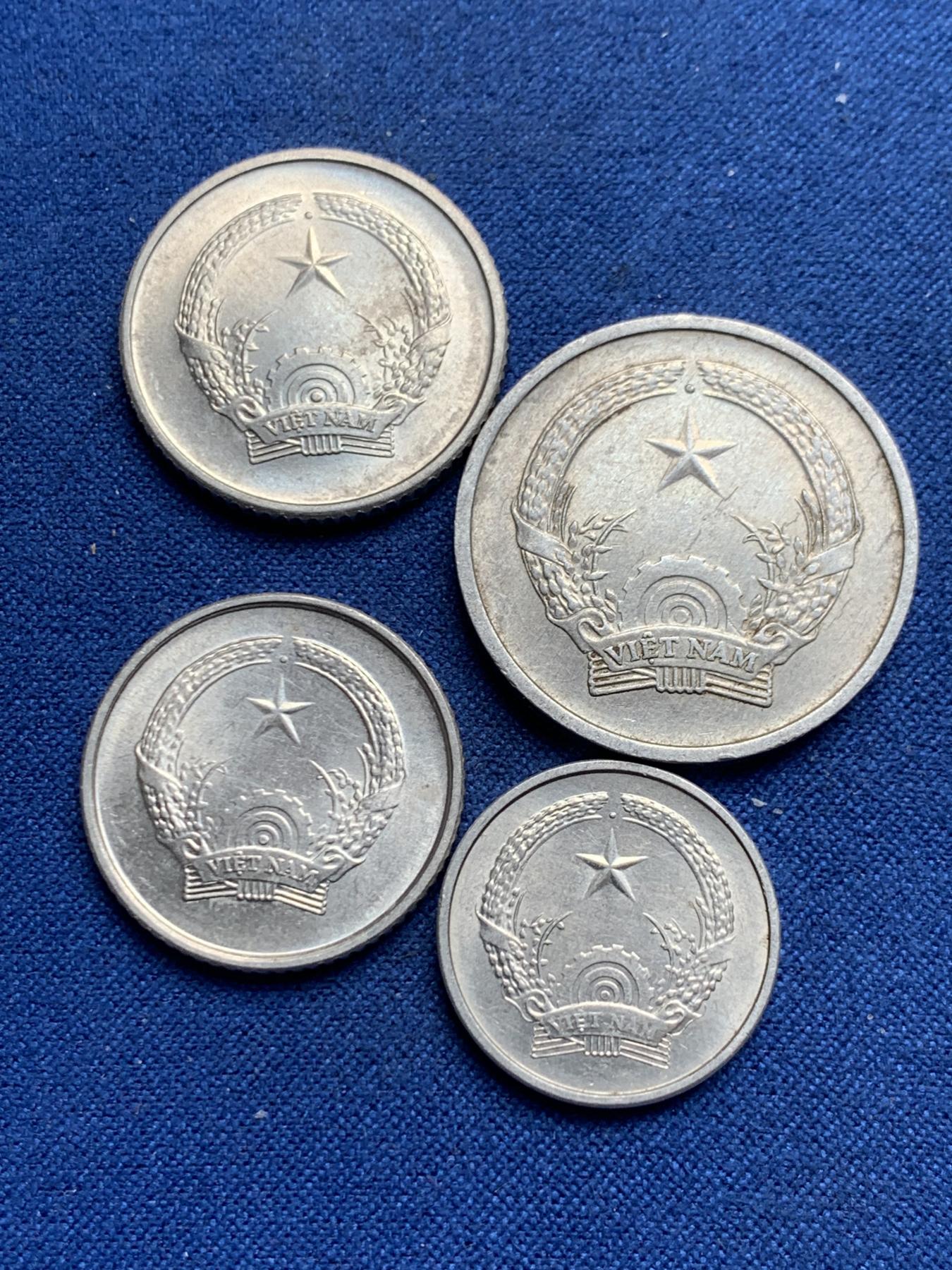 《竞宝斋》第270场- 周日，周一，周二  3场连拍 （全场包邮） 南北统一后第一套硬币 4枚一组 越南4面值一套 细节见图