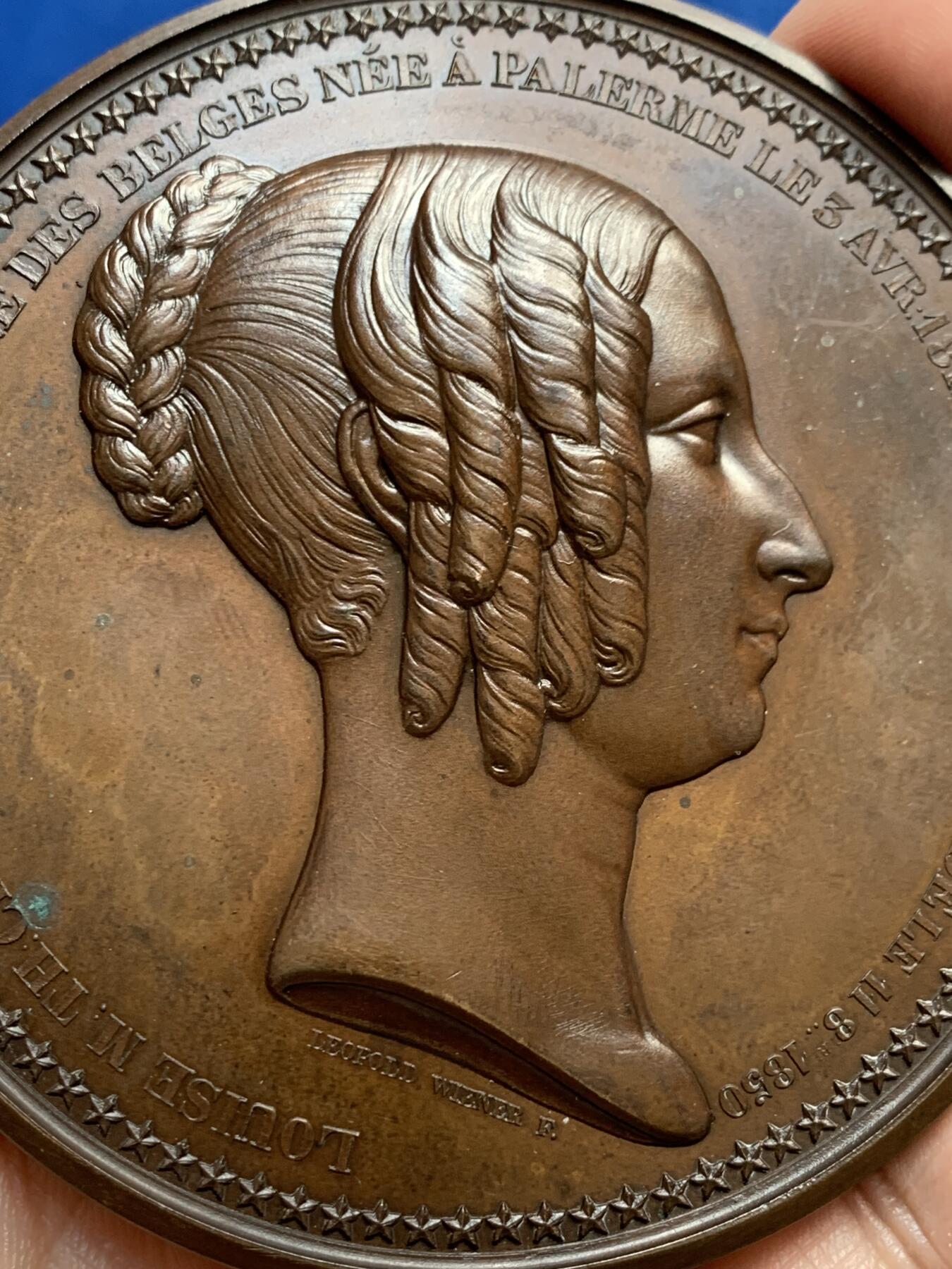 《竞宝斋》第270场- 周日，周一，周二  3场连拍 （全场包邮） 比利时1850玛丽王后逝世纪念章 正面为玛丽王后肖像 背面王室浮雕优美瑰丽 可评级 79.8mm 191.3克