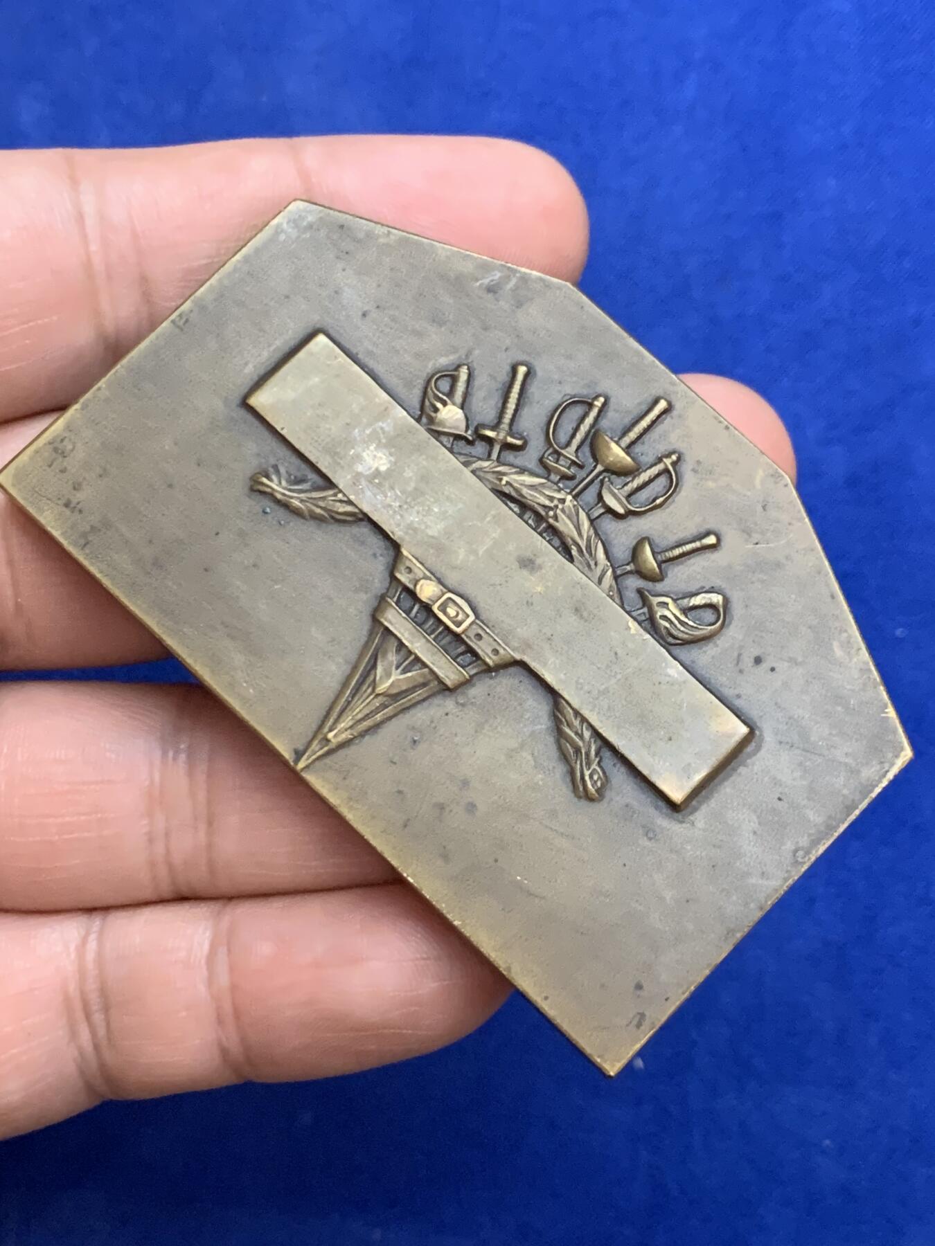 《竞宝斋》第271场-八角与章专场 周日，周一，周二  3场连拍 （全场包邮） 法国 击剑 异形纪念章 大天使迈克尔致命一击 题材特殊 少见 100.76克 44-67.2mm 丰饶角边铭