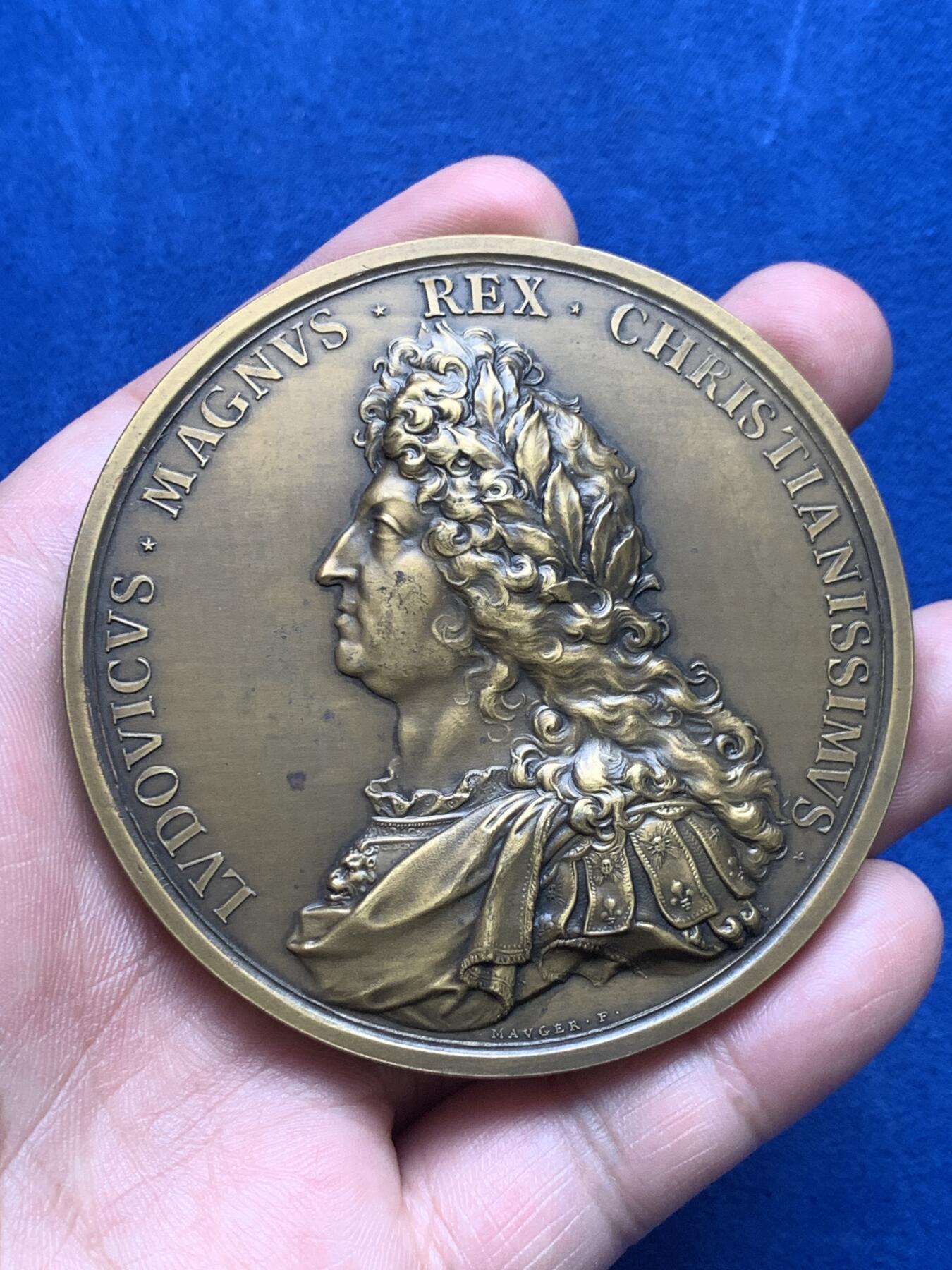 《竞宝斋》第271场-八角与章专场 周日，周一，周二  3场连拍 （全场包邮） 法国太阳王路易十四纪念铜章 丰饶角边铭 176.8克 72.4mm  铸造年份不详