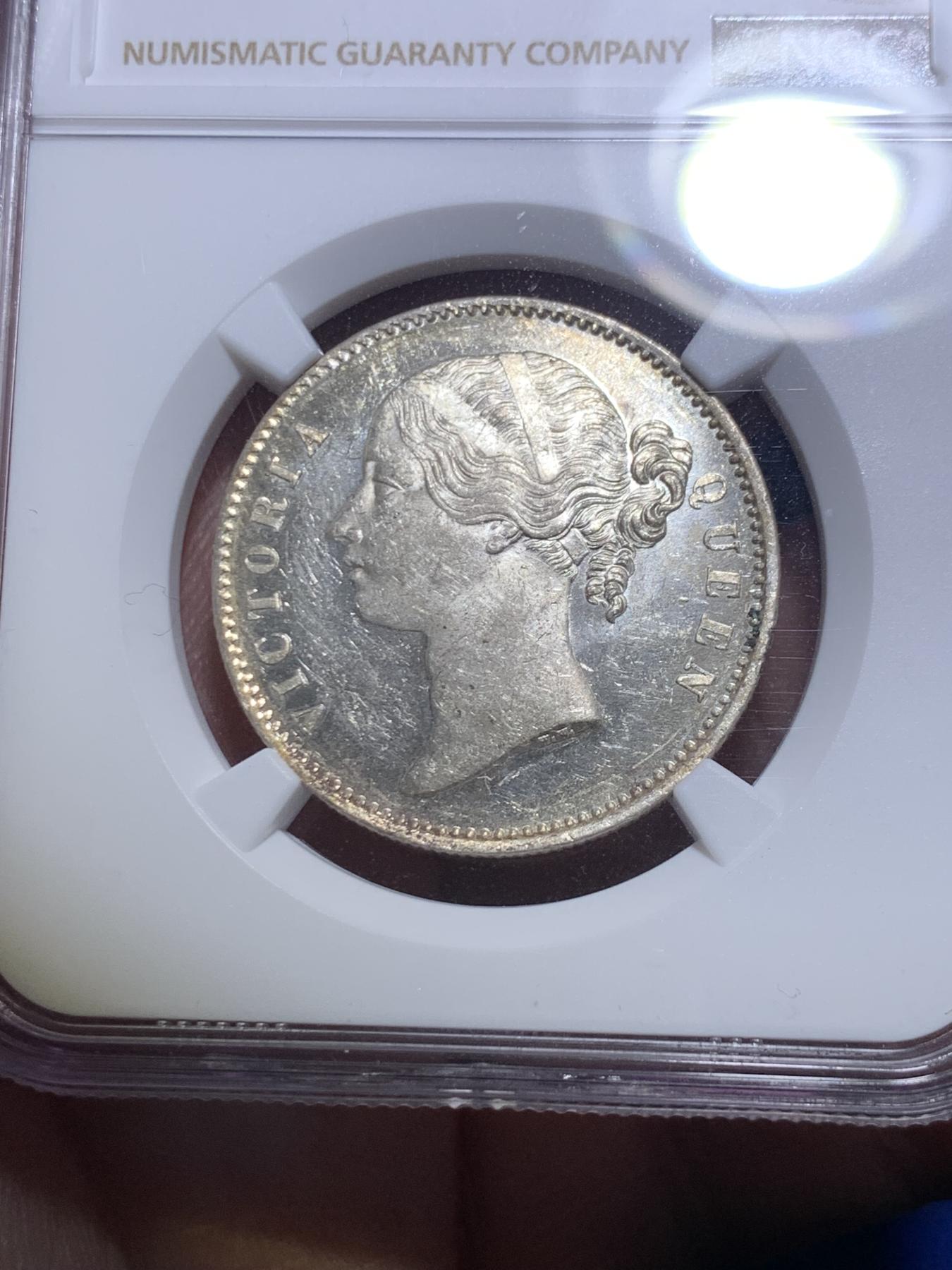 《竞宝斋》第270场- 周日，周一，周二  3场连拍 （全场包邮） NGC MS62 英属印度1840年维多利亚女王1卢比银币 极其少见的镜面凝霜，初打的模具留下的特征，铸造于孟买或加尔各达造币厂，窖藏出的一批，保存的很干净，如果没有买pf的预算，这颗是很好的低配。