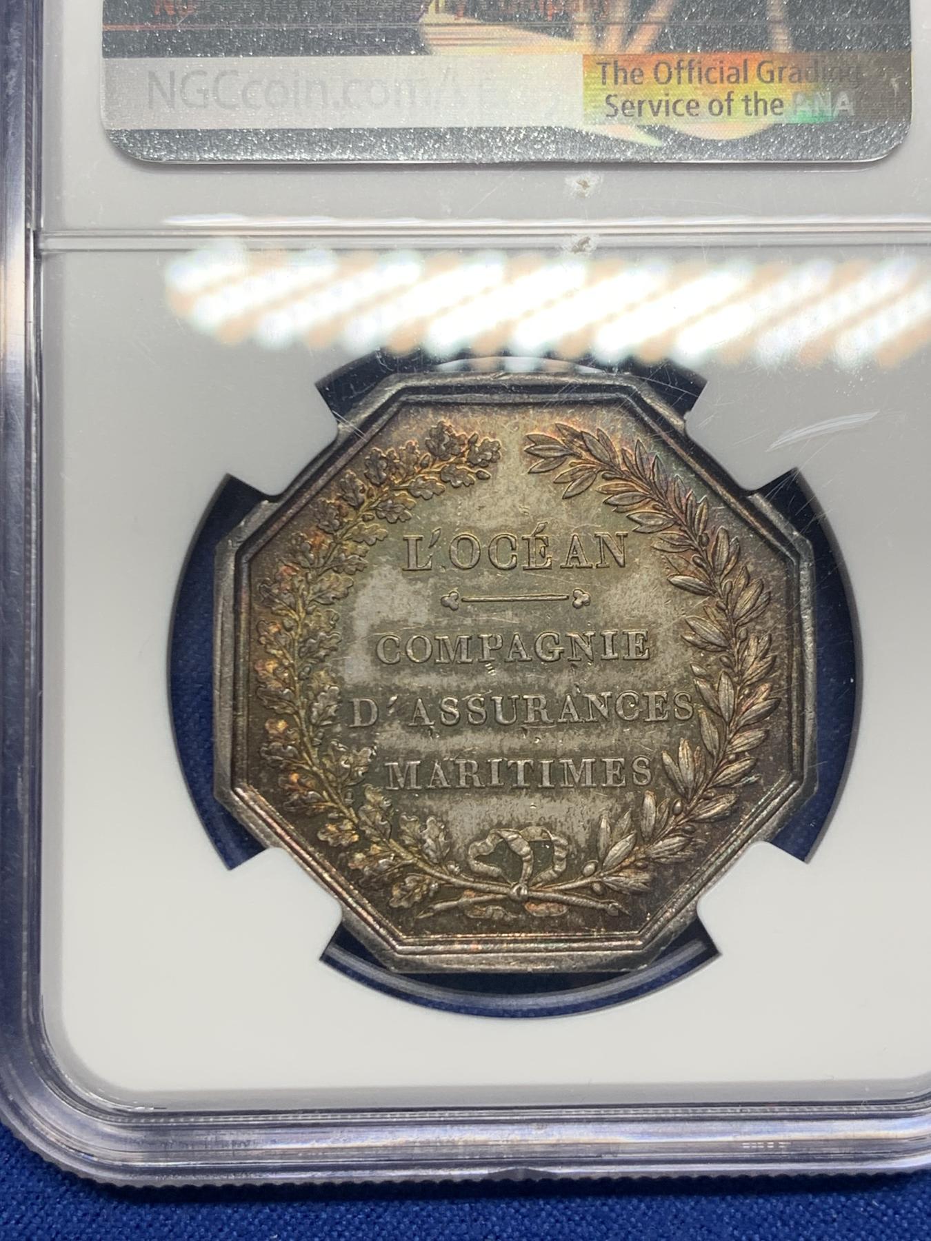 《竞宝斋》第271场-八角与章专场 周日，周一，周二  3场连拍 （全场包邮） NGC-MS62，名誉品海王波塞冬八角银章，必入的法国目录封面币。超级五彩，海神形象充满力量，艺术性高。原铸蜜蜂Bee边铭，比之前上拍的丰饶角边铭更加豪华。这枚和人鱼八角都是八角目录封面，但更加珍稀少见。