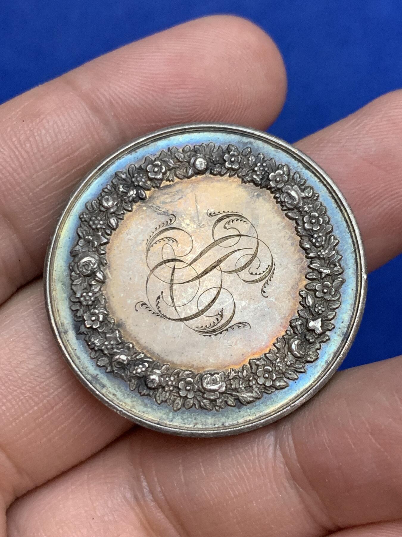 《竞宝斋》第271场-八角与章专场 周日，周一，周二  3场连拍 （全场包邮） 法国 1877 银质婚章 深五彩包浆 背面花体 侧边刻着新人信息 不错的状态 17.9克 34.7mm 大规格 蜜蜂边铭银标