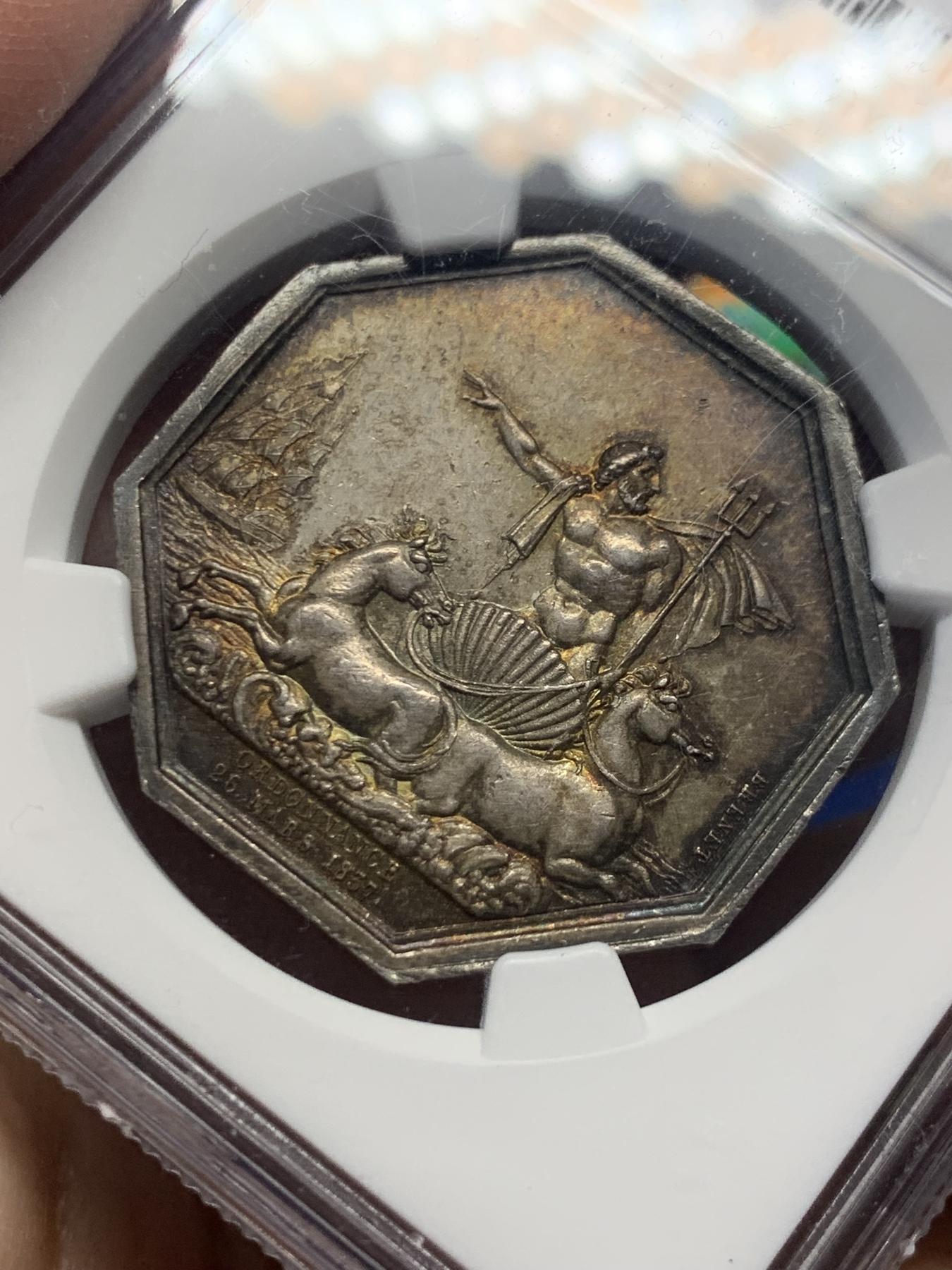 《竞宝斋》第271场-八角与章专场 周日，周一，周二  3场连拍 （全场包邮） NGC-MS62，名誉品海王波塞冬八角银章，必入的法国目录封面币。超级五彩，海神形象充满力量，艺术性高。原铸蜜蜂Bee边铭，比之前上拍的丰饶角边铭更加豪华。这枚和人鱼八角都是八角目录封面，但更加珍稀少见。
