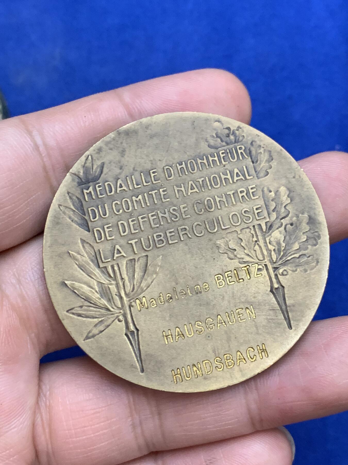 《竞宝斋》第271场-八角与章专场 周日，周一，周二  3场连拍 （全场包邮） 法国 防御结核病 医学奖章 带圆盒 保存的非常好 49.47克 50mm 三角边铭