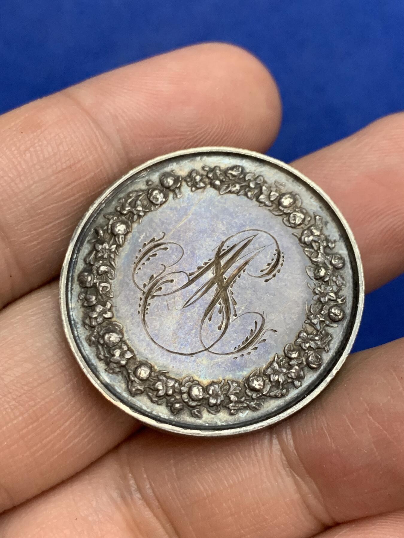 《竞宝斋》第271场-八角与章专场 周日，周一，周二  3场连拍 （全场包邮） 法国 1853 银质 婚章  背面花体 边缘刻字 难得 14.18克 31.7mm 手指铭 银标