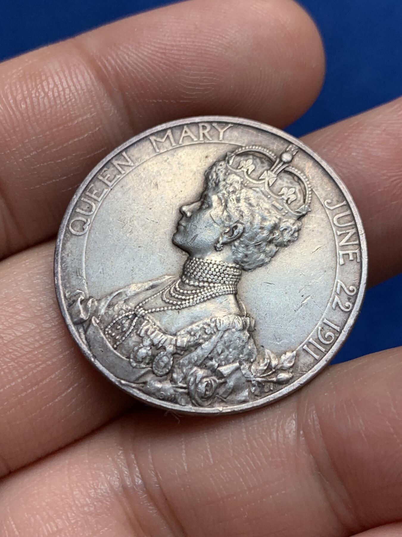 《竞宝斋》第270场- 周日，周一，周二  3场连拍 （全场包邮） 英国1911年乔五登基纪念银章 12.35g 30.7mm