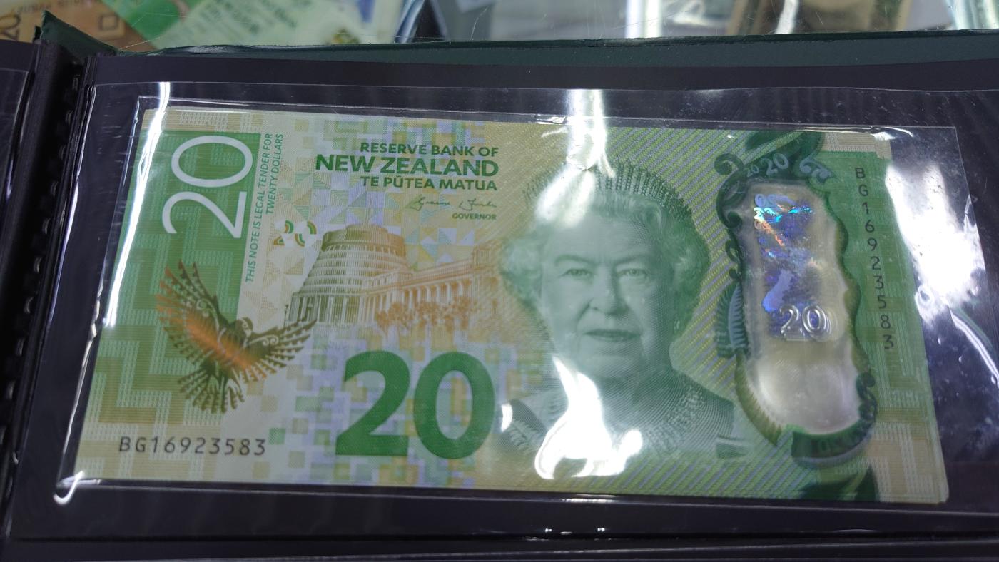 【世界钱币】精选微拍第106期暨2024年第17期  评级裸钞杂烩场 2016年新西兰20元塑料钞 全新绝品无47