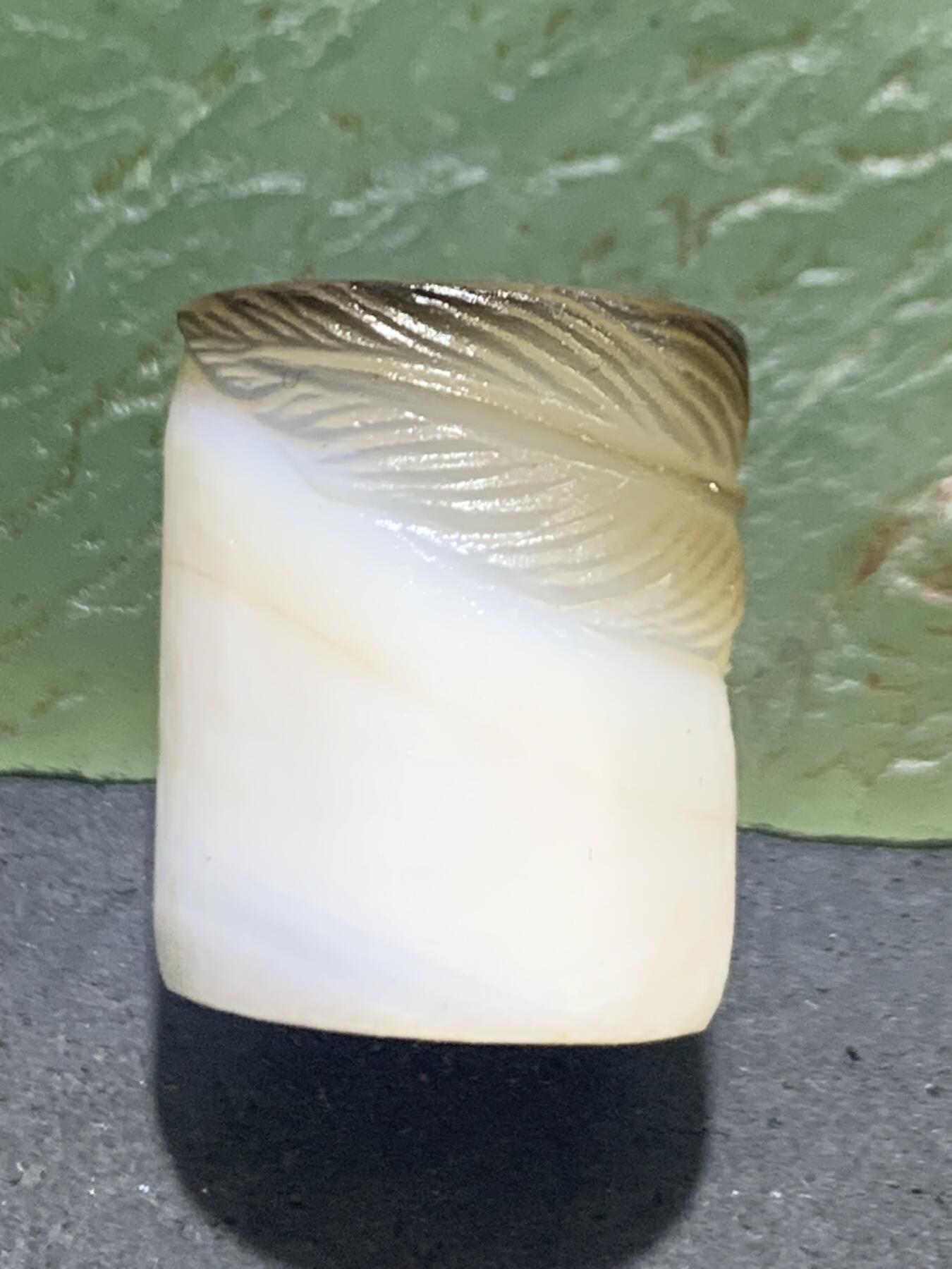 精品亚光药师玛瑙手工雕刻羽毛随形桶珠一颗