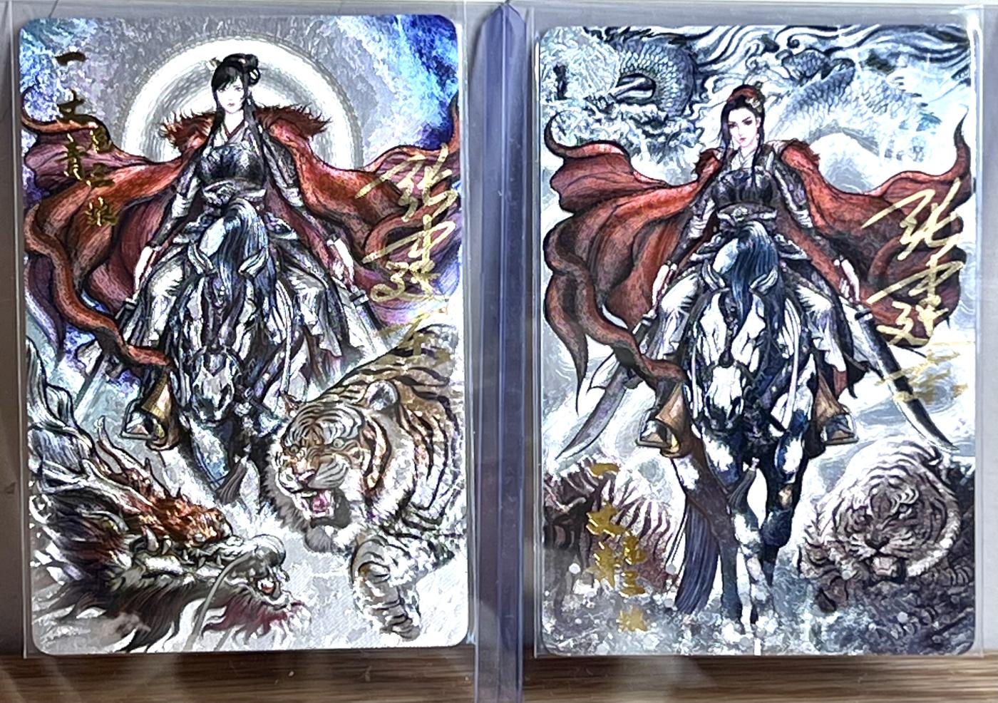 白泽拍卖卡牌专场第2期 2024 卡德曼 张建东水浒特卡 一丈青扈三娘AB版粗闪两张 张建东亲签 卡夹封装