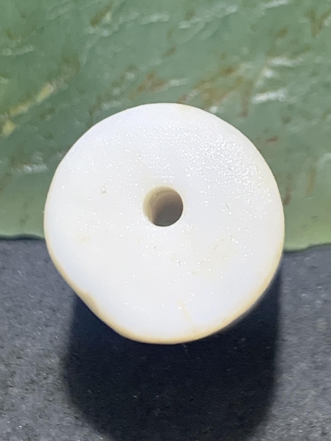 精品亚光药师玛瑙手工雕刻羽毛随形桶珠一颗