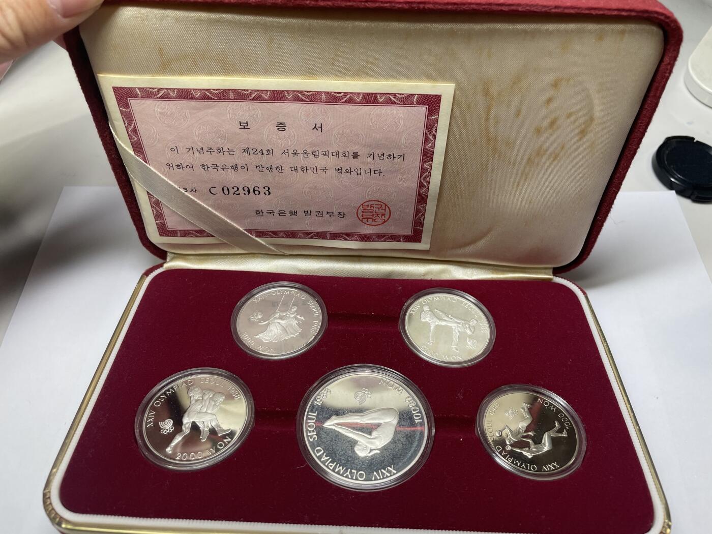 2024年集古藏今外币拍卖第七期-第7场—（总第67拍）为庆祝粉丝即将破百，精选小部分拍品 1987年韩国奥运会纪念币套盒-含三枚银币，银币重67.24克