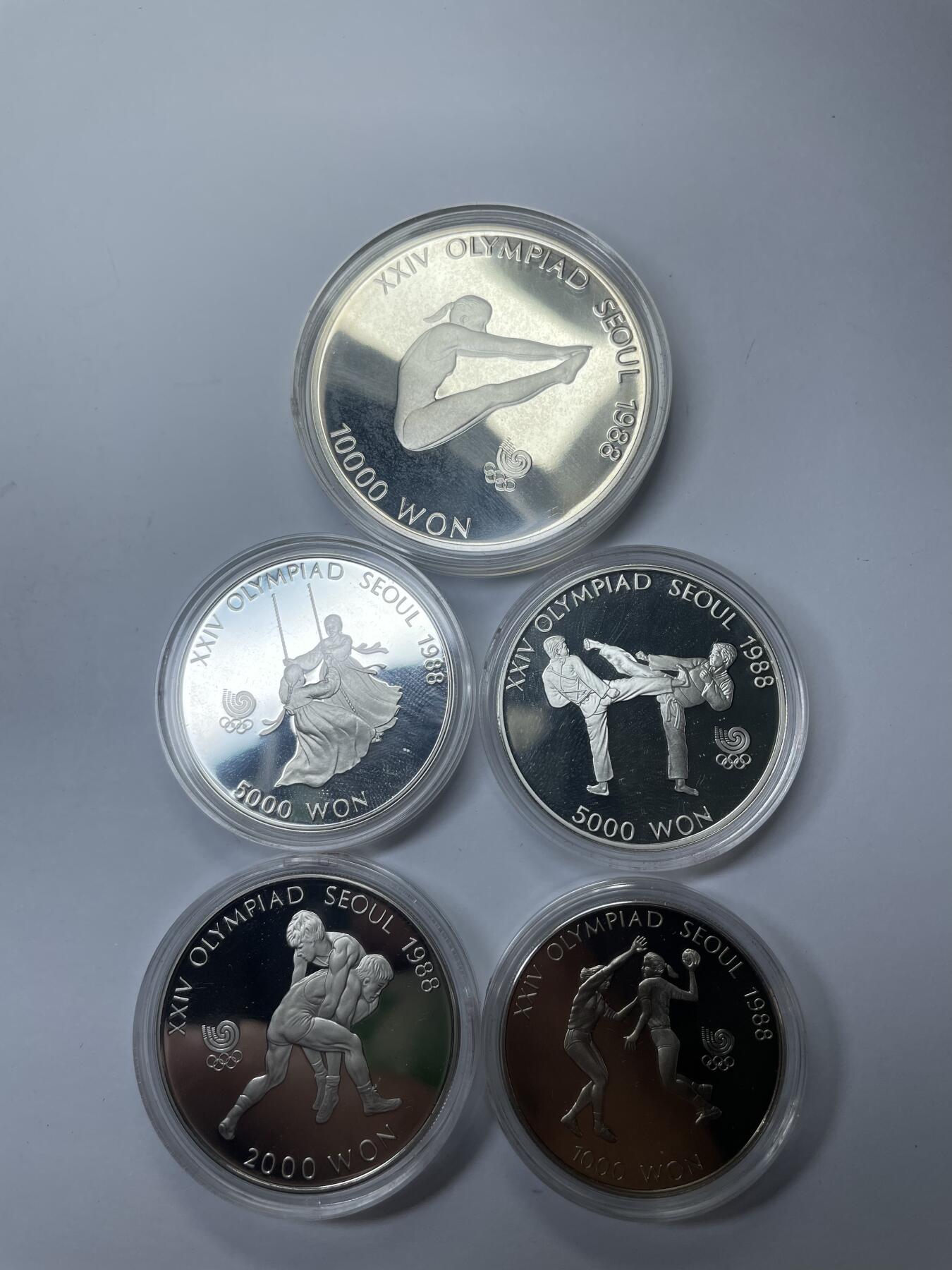 2024年集古藏今外币拍卖第七期-第7场—（总第67拍）为庆祝粉丝即将破百，精选小部分拍品 1987年韩国奥运会纪念币套盒-含三枚银币，银币重67.24克