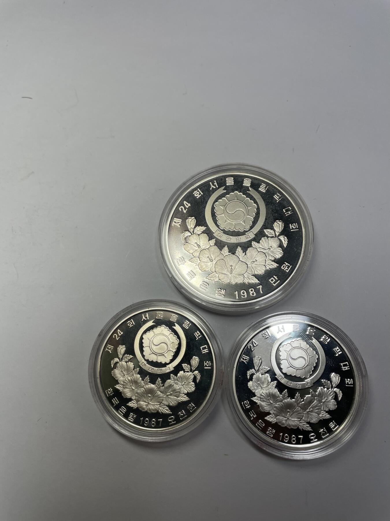 2024年集古藏今外币拍卖第七期-第7场—（总第67拍）为庆祝粉丝即将破百，精选小部分拍品 1987年韩国奥运会纪念币套盒-含三枚银币，银币重67.24克