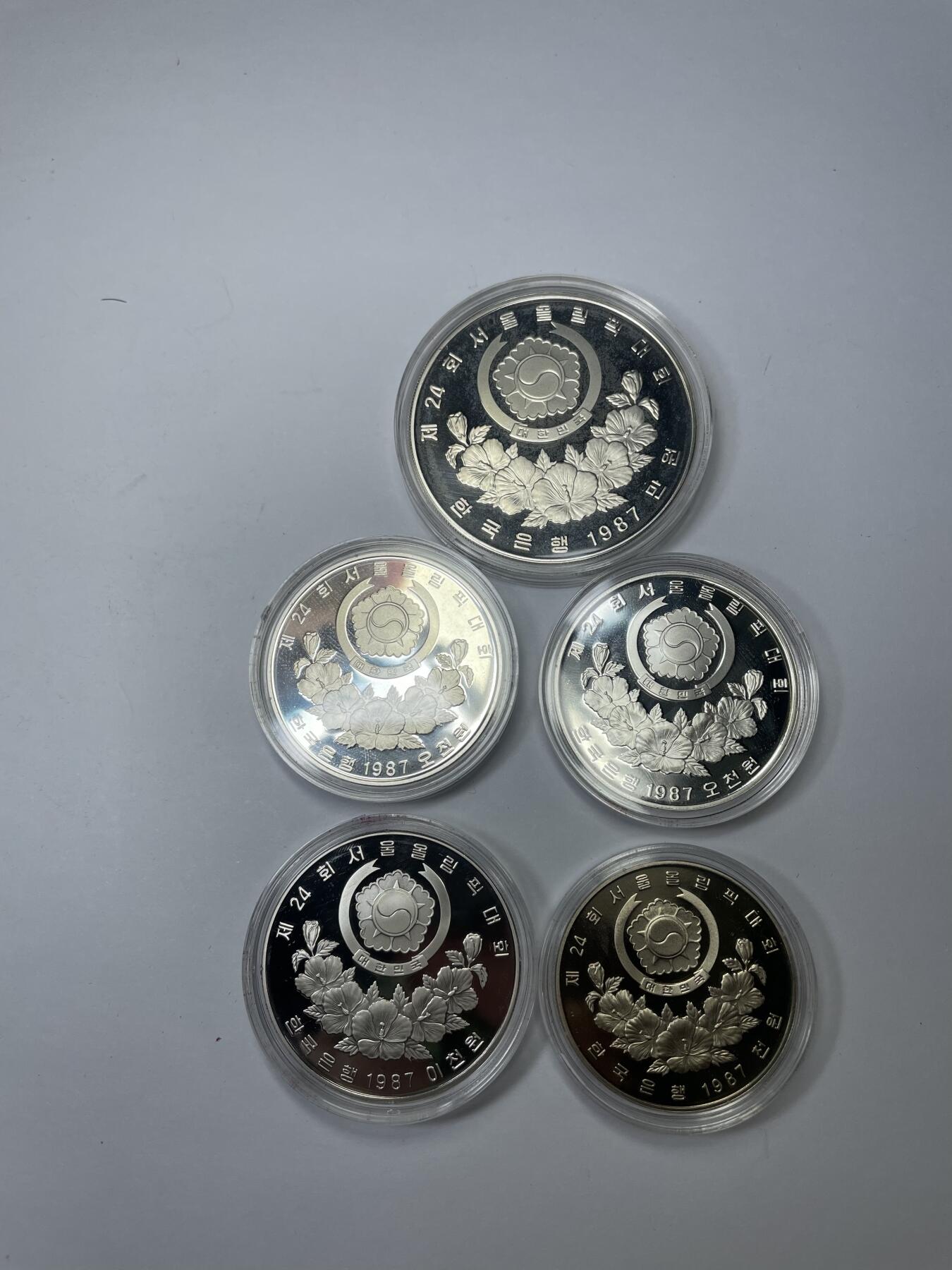 2024年集古藏今外币拍卖第七期-第7场—（总第67拍）为庆祝粉丝即将破百，精选小部分拍品 1987年韩国奥运会纪念币套盒-含三枚银币，银币重67.24克