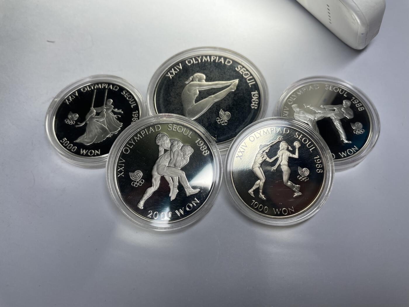 2024年集古藏今外币拍卖第七期-第7场—（总第67拍）为庆祝粉丝即将破百，精选小部分拍品 1987年韩国奥运会纪念币套盒-含三枚银币，银币重67.24克