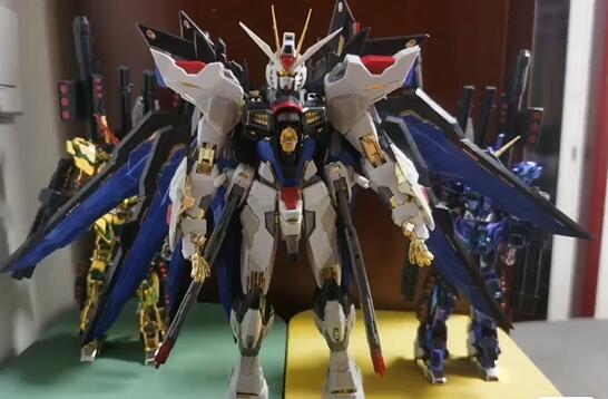 高达手办模型 【大班8802强袭自由】带光翼彩色大班MG1/100 MB样式拼装模型，彩盒强袭机甲玩具带支架，水贴！！！